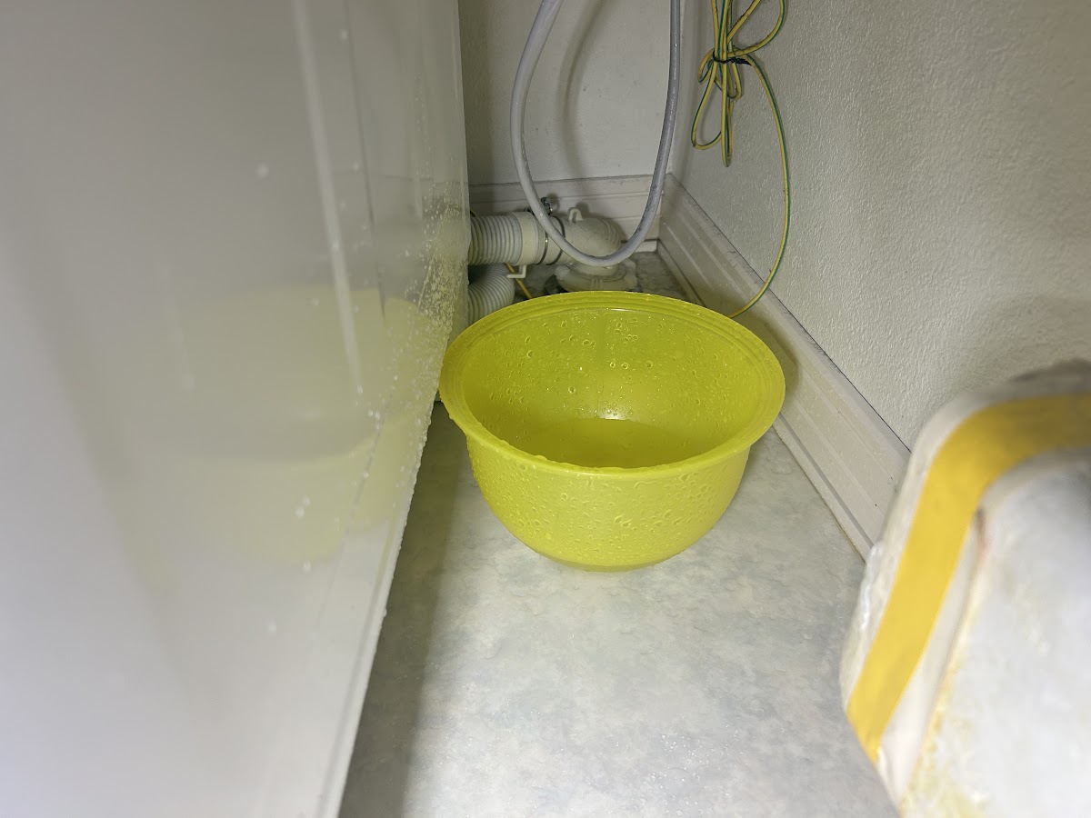 給湯器 水漏れが発生し、バケツで水を受けている札幌市豊平区の現場