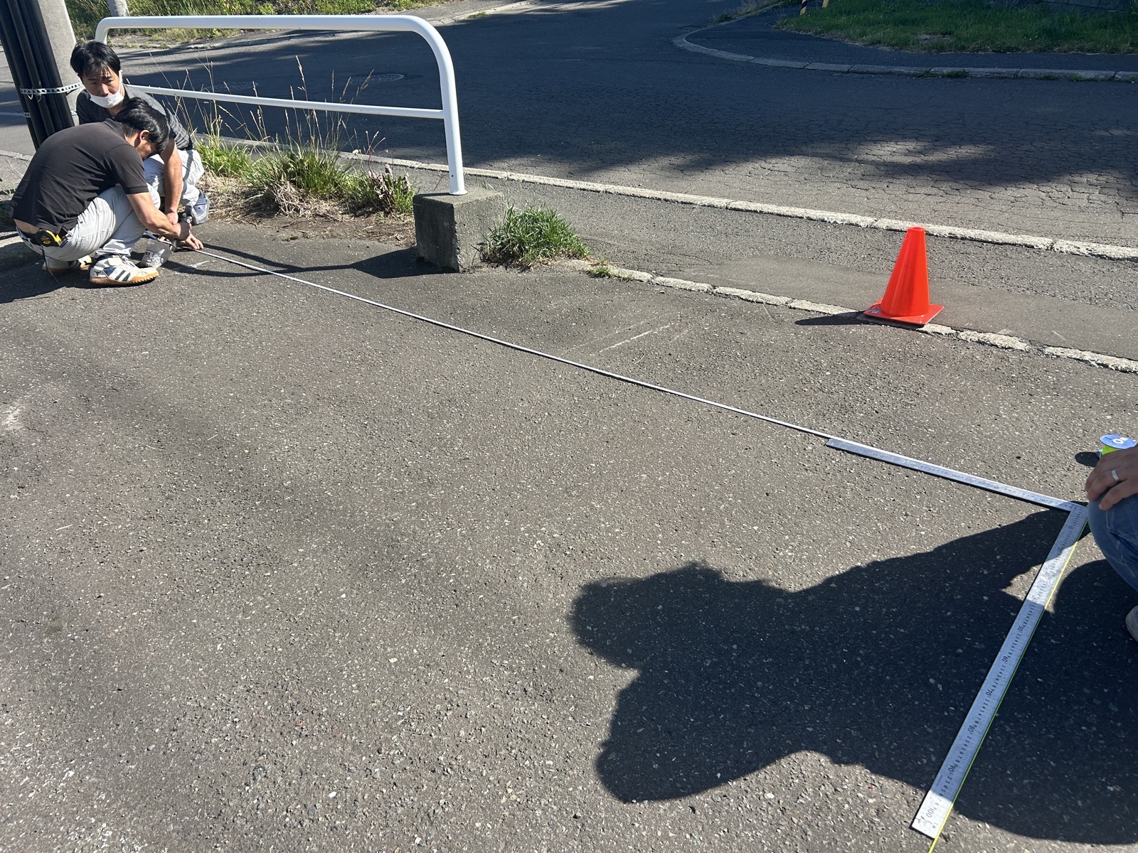 駐車場の奥まで水糸を張り、車止めの基準線を出す作業