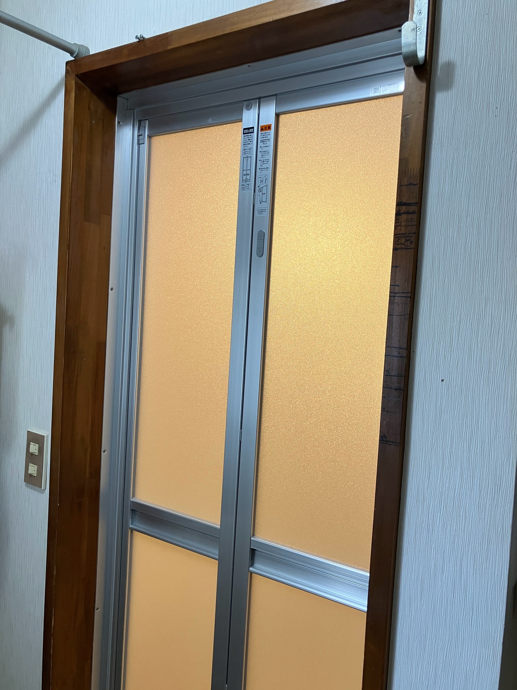 浴室 折戸をカバー工法で交換した後の様子。枠を壊さず新しい折戸を設置しています。