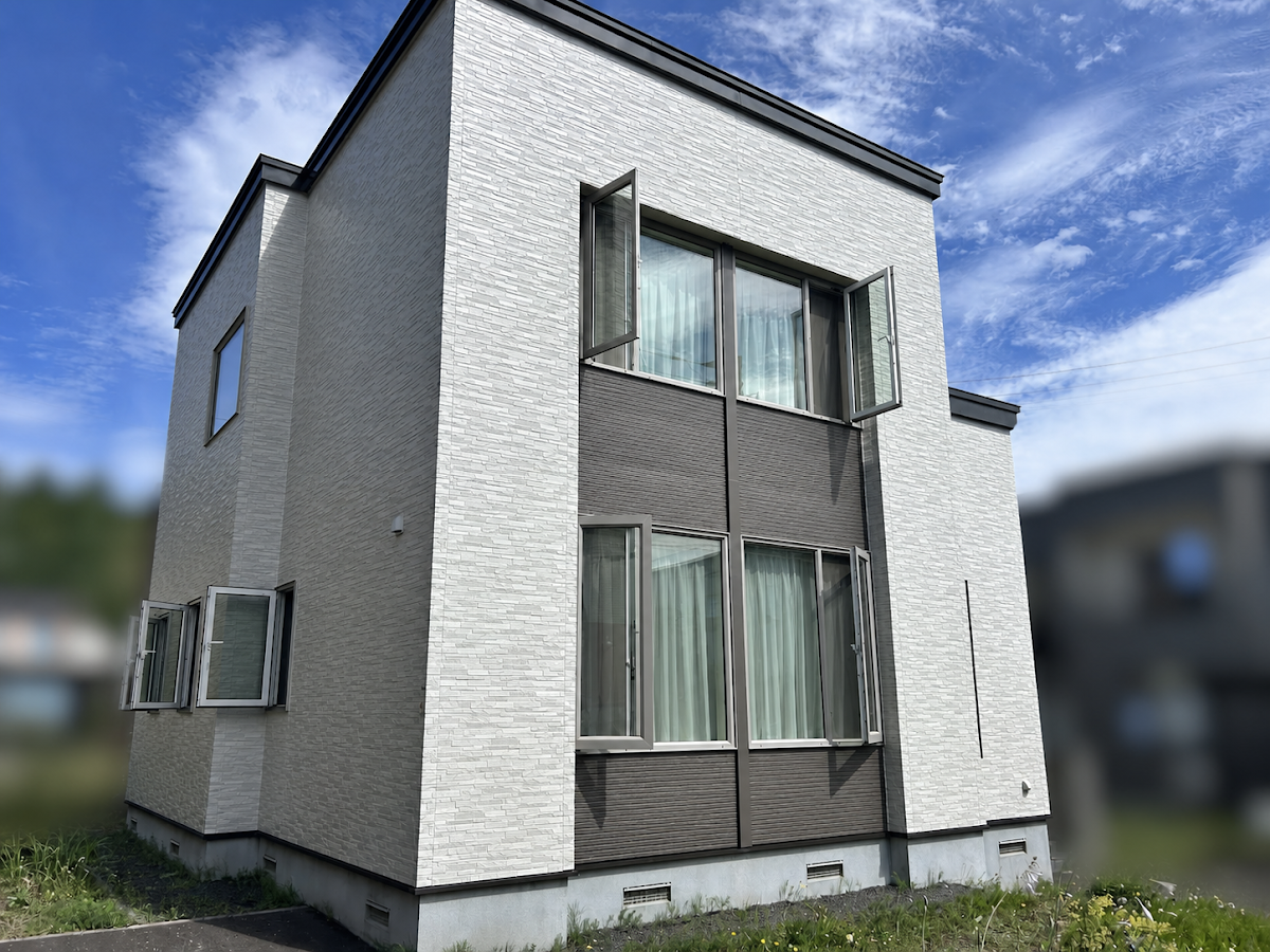 外壁塗装後、明るい色味に仕上がった住宅の外観
