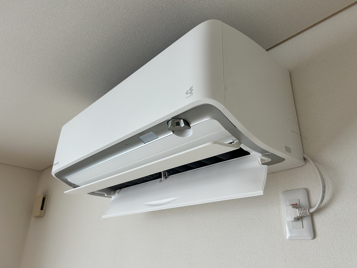 取付完了後の室内機、200V電源のコンセントも確認できる