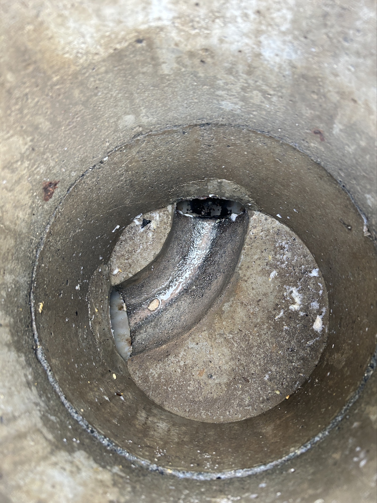 高圧洗浄後の排水マス内部。合流部の堆積物が除去され底面が見える状態