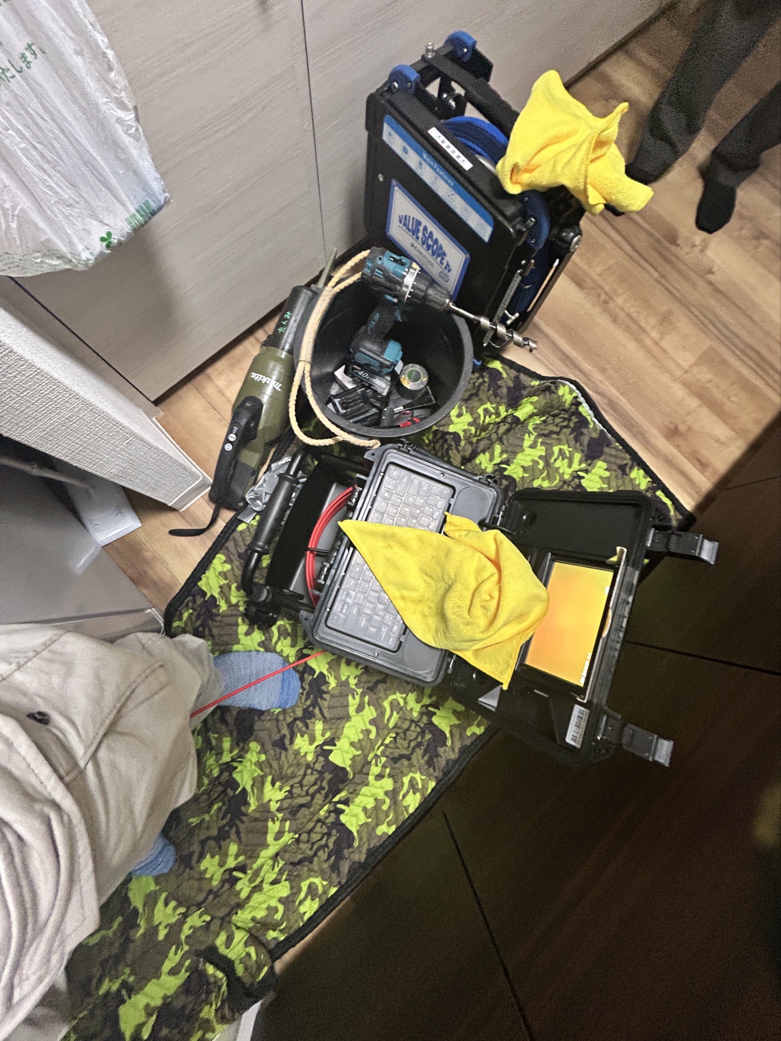 管内カメラ調査で使用した専用スコープ機材と工具一式（札幌市内の集合住宅にて）