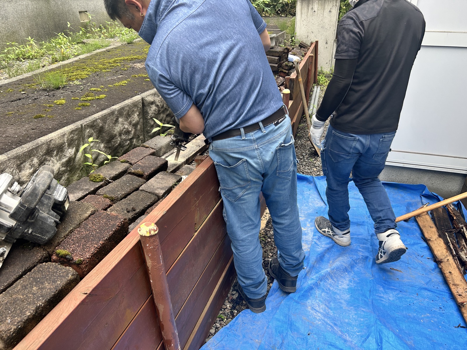 劣化した土留めの解体作業を進める様子
