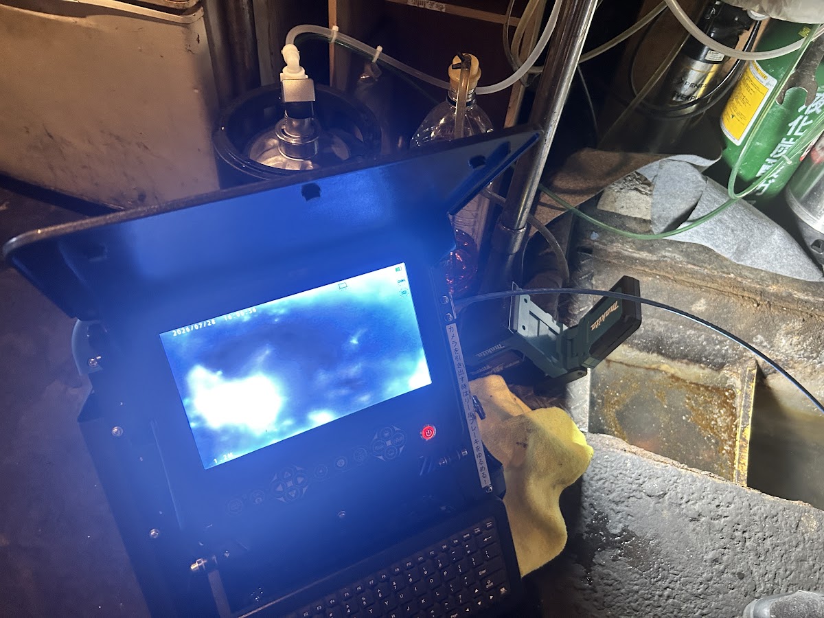 モニターに映し出された配管内部の油の塊。洗浄前の状態を確認しているところ