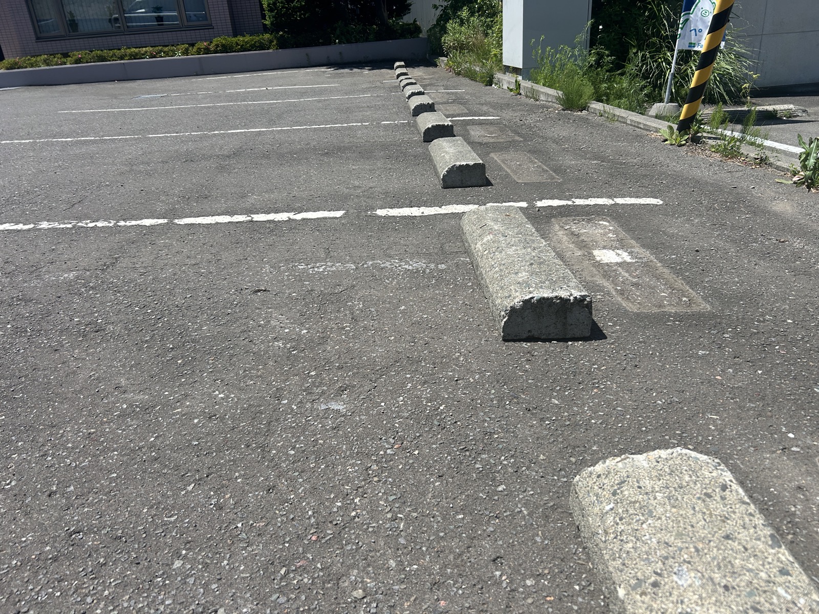 施工後の車止め近影。角がしっかり揃い、隙間なく設置されている
