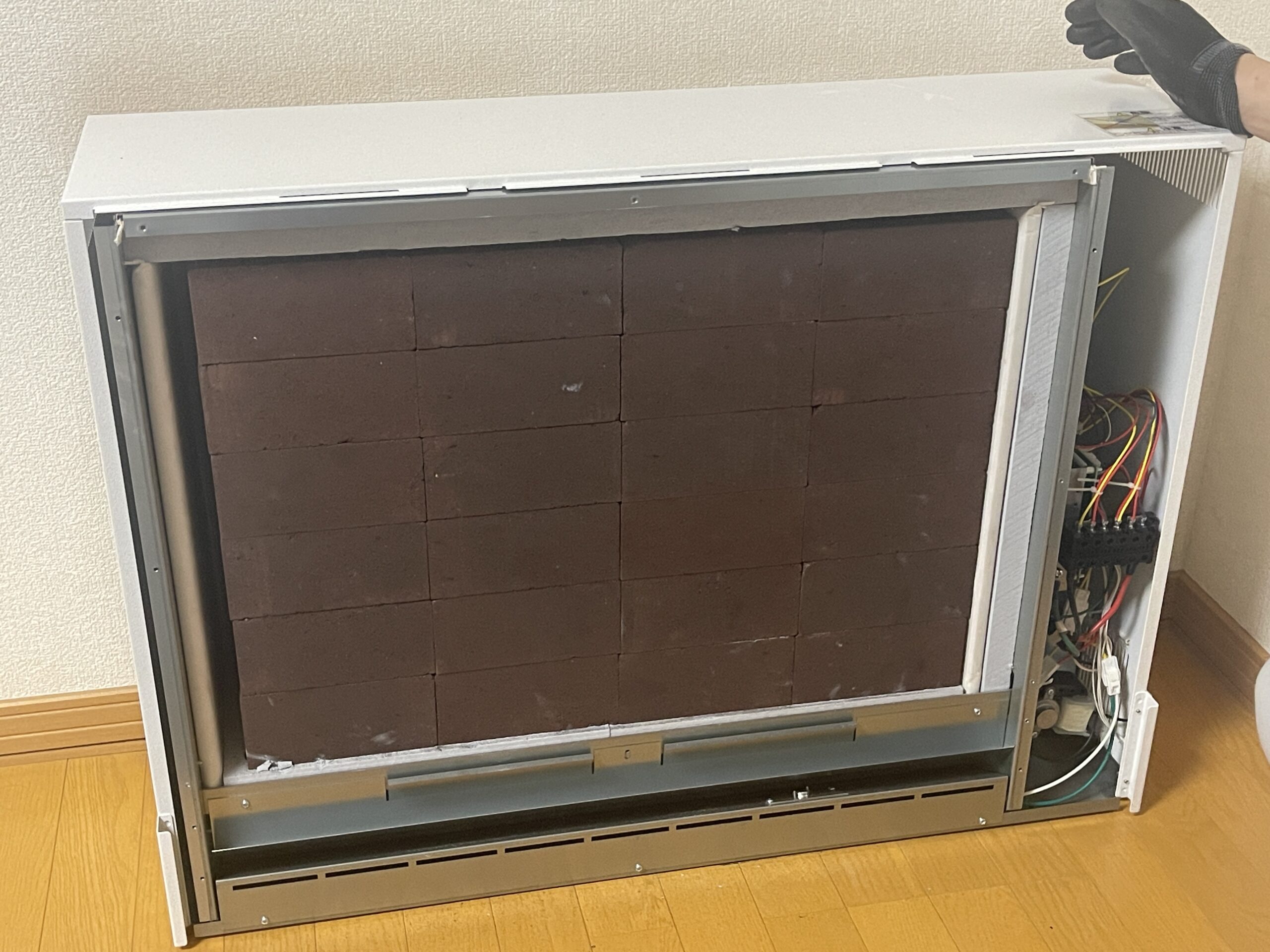 蓄熱レンガを積み終えた新しい蓄熱暖房器の内部