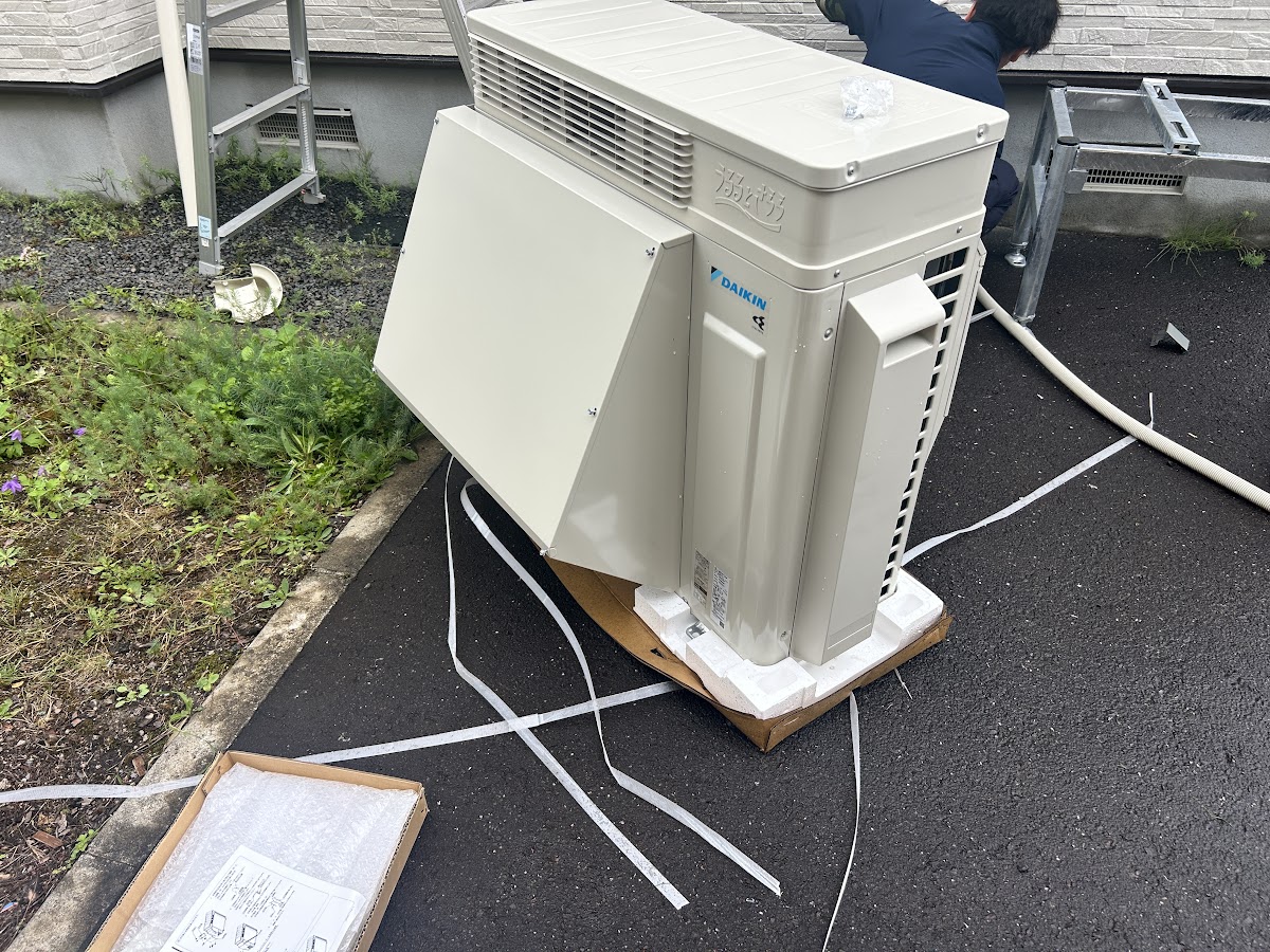 開梱直後のダイキン室外機、設置前の状態