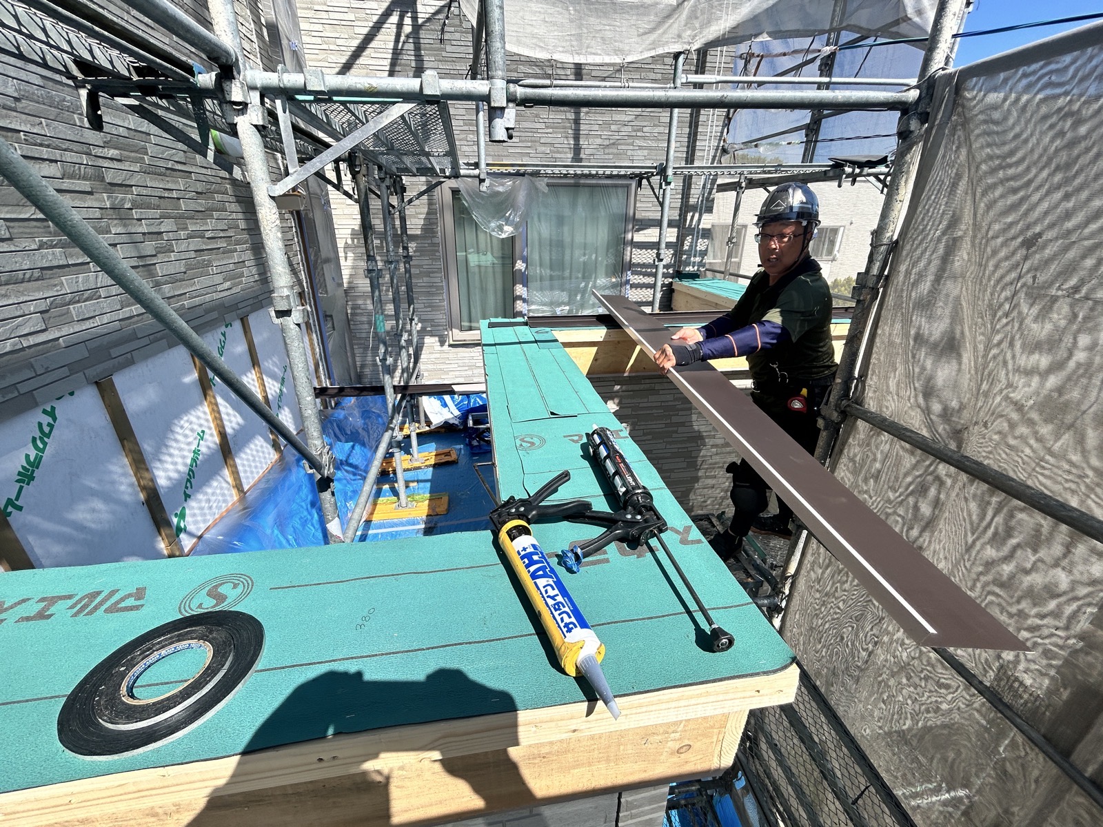 新しい板金を加工しながら取り付けている様子