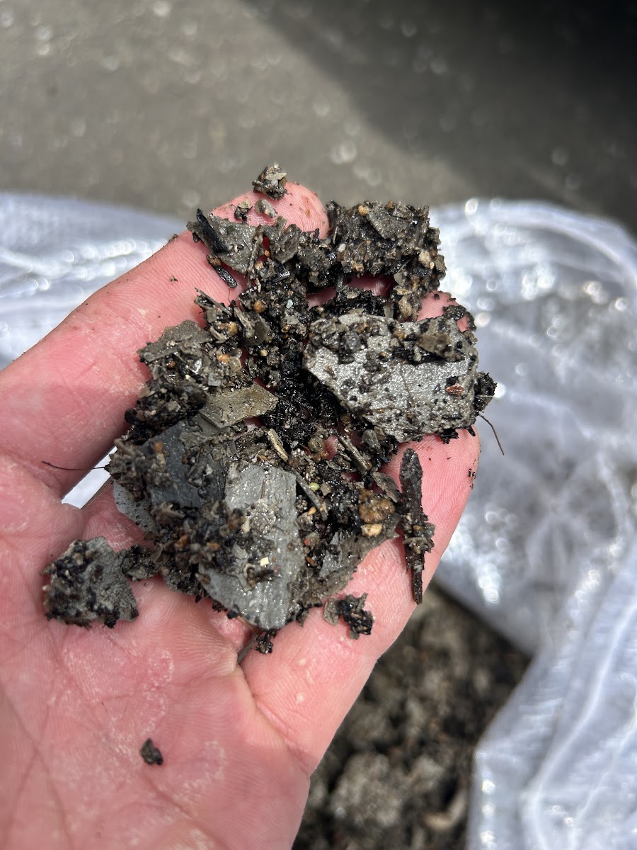 管内から除去したコンクリガラの塊