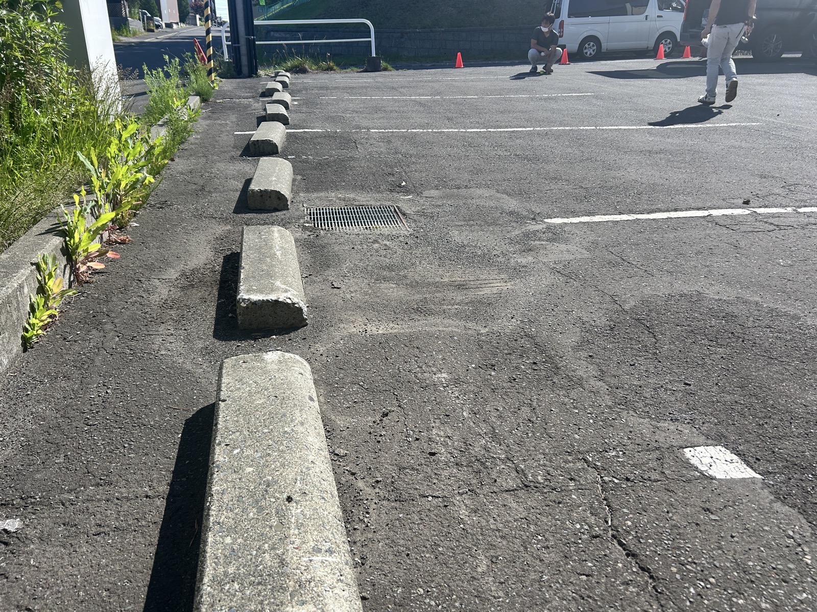 既存の車止めが並ぶ列。ブロックごとに向きや間隔がそろっていない状態