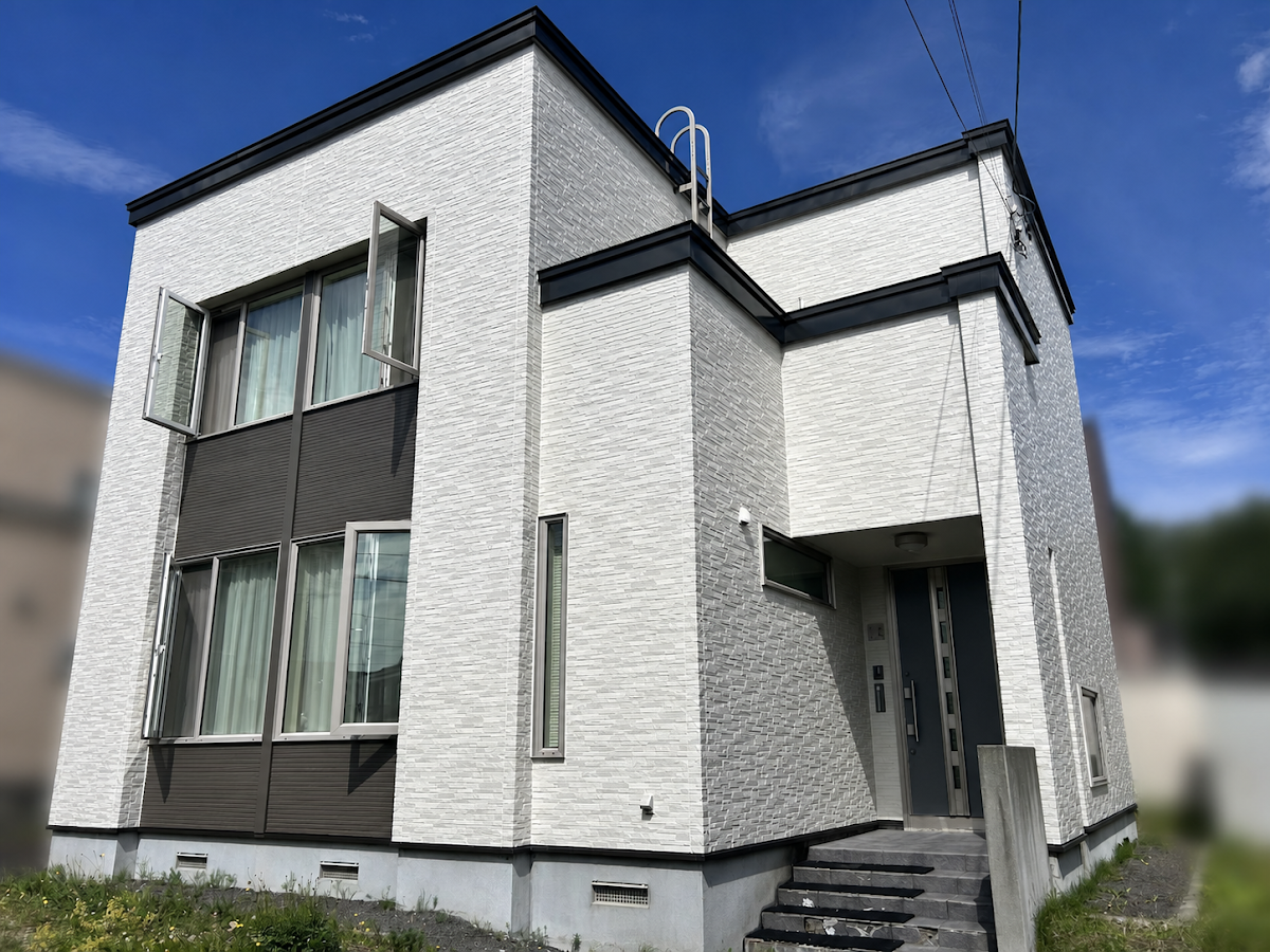 外壁塗装とシーリング打ち替えを終えた住宅の全体外観
