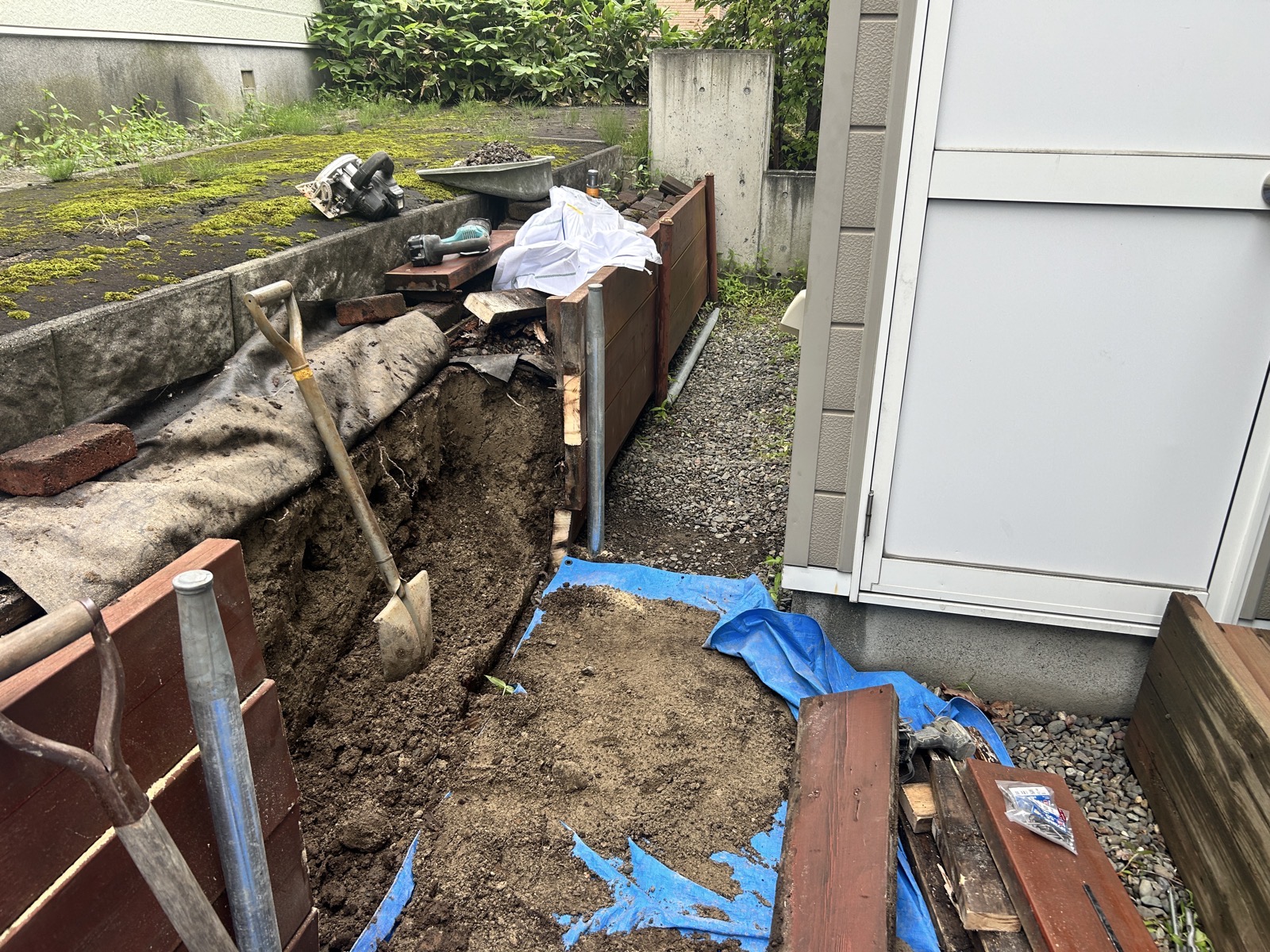 掘削後の溝と周辺に置かれた解体材