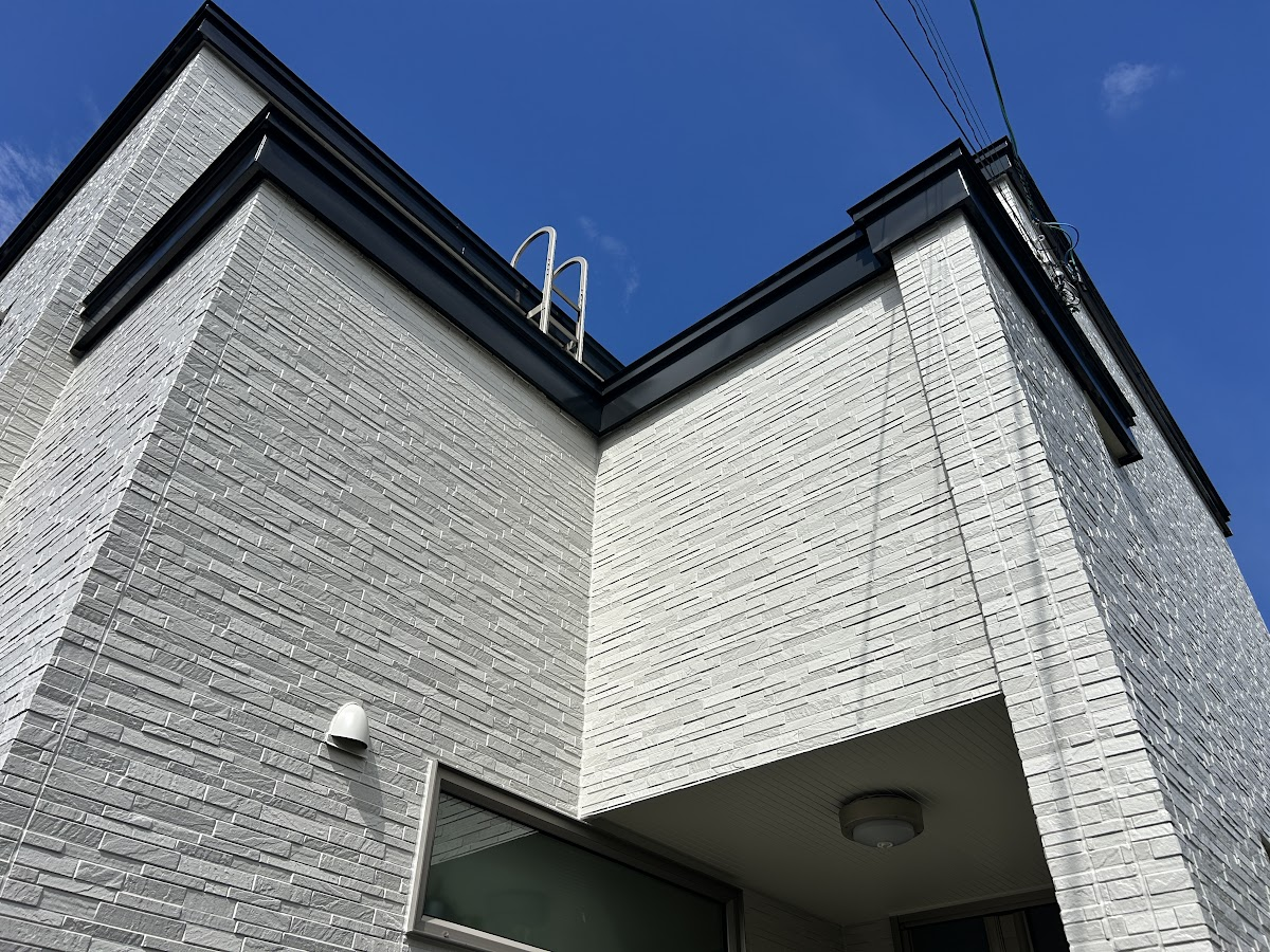 屋根と外壁の境目、塗装済みの軒天と破風板