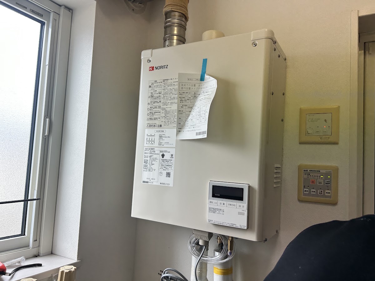 設置が完了したノーリツ製の灯油給湯器本体