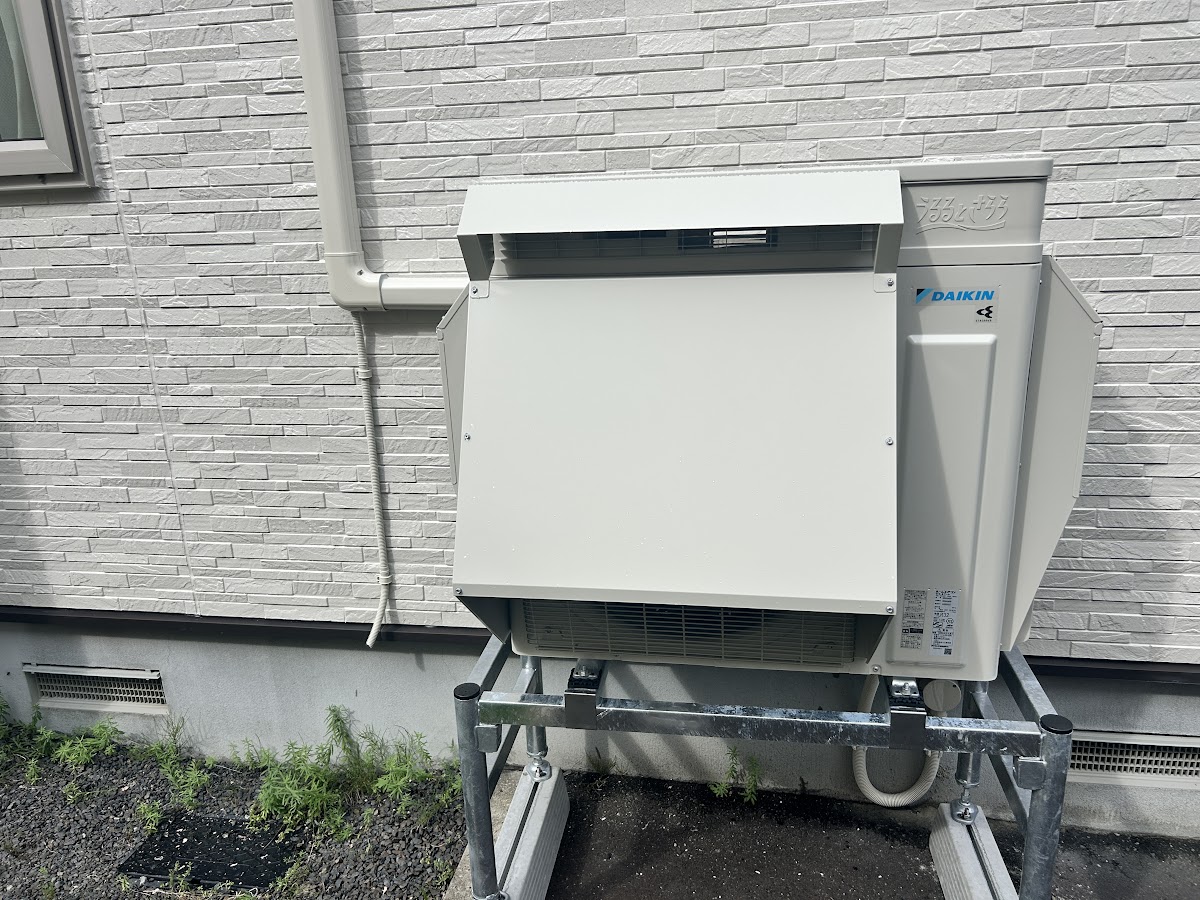 架台の上に設置が完了した室外機