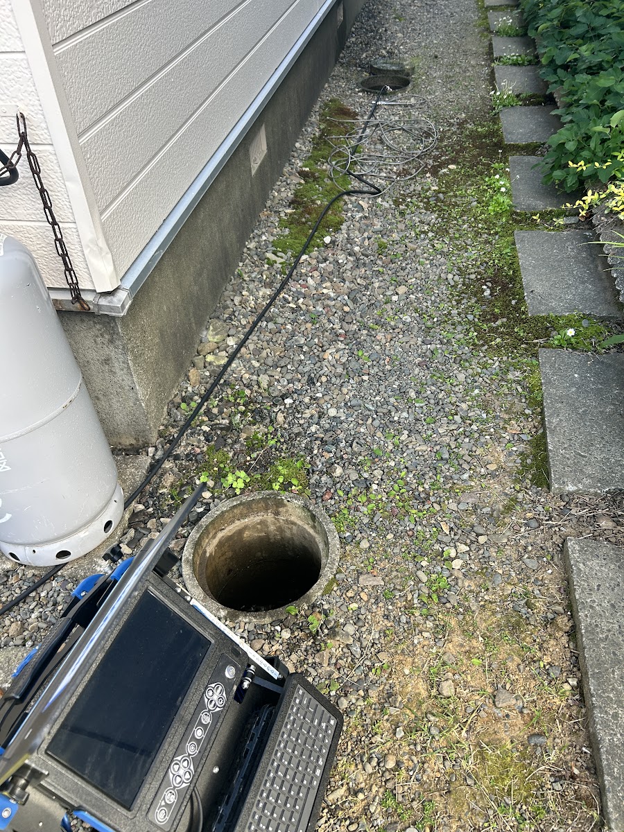 施工前、札幌市西区の現場で排水管 交換の前に管内カメラで調査した様子