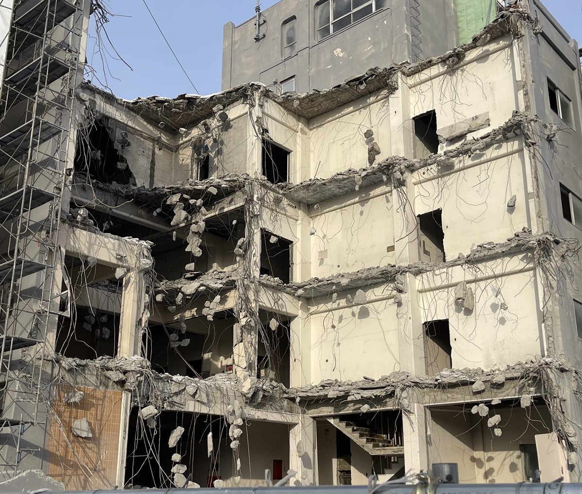 重機による躯体解体が進む建物