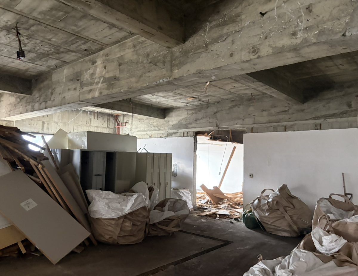 建物内部の建材や家財を手作業で分別している解体現場の内部