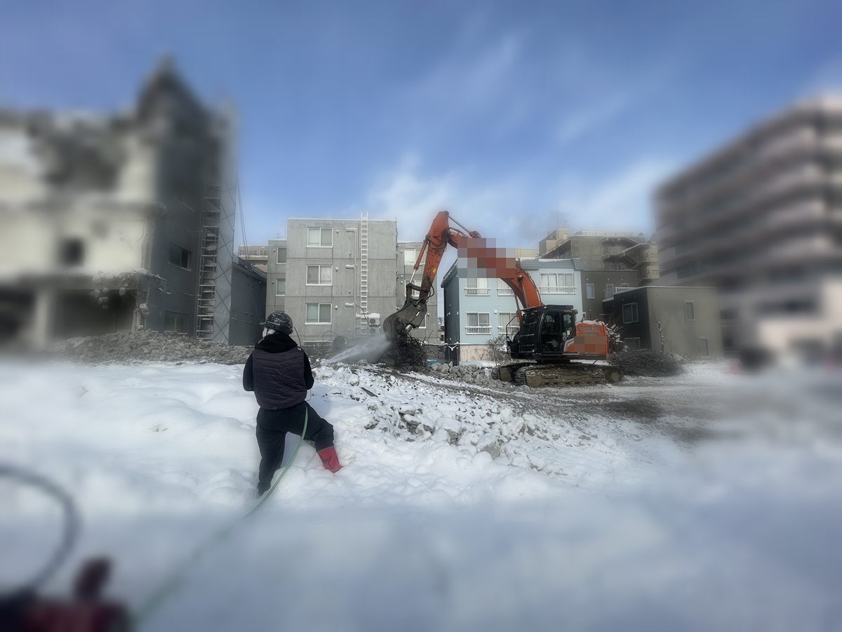 散水しながら粉じんの飛散を抑えて解体作業を進める様子