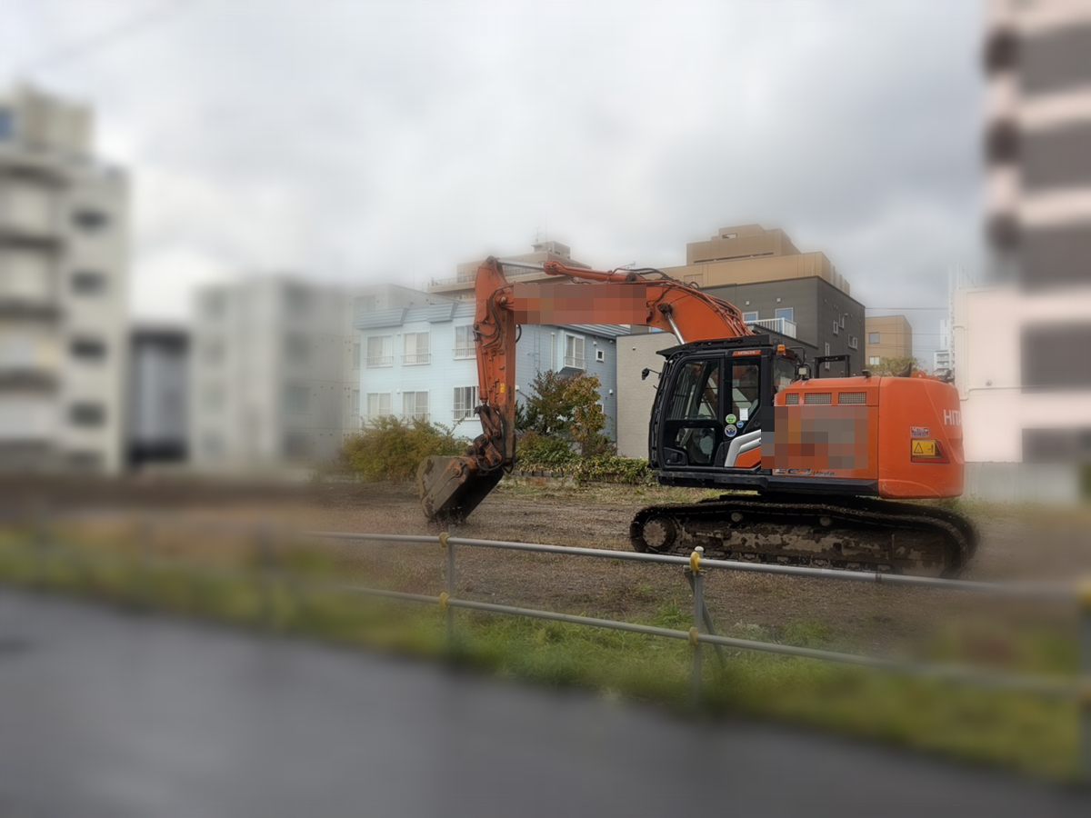 解体・整地が完了した更地と重機
