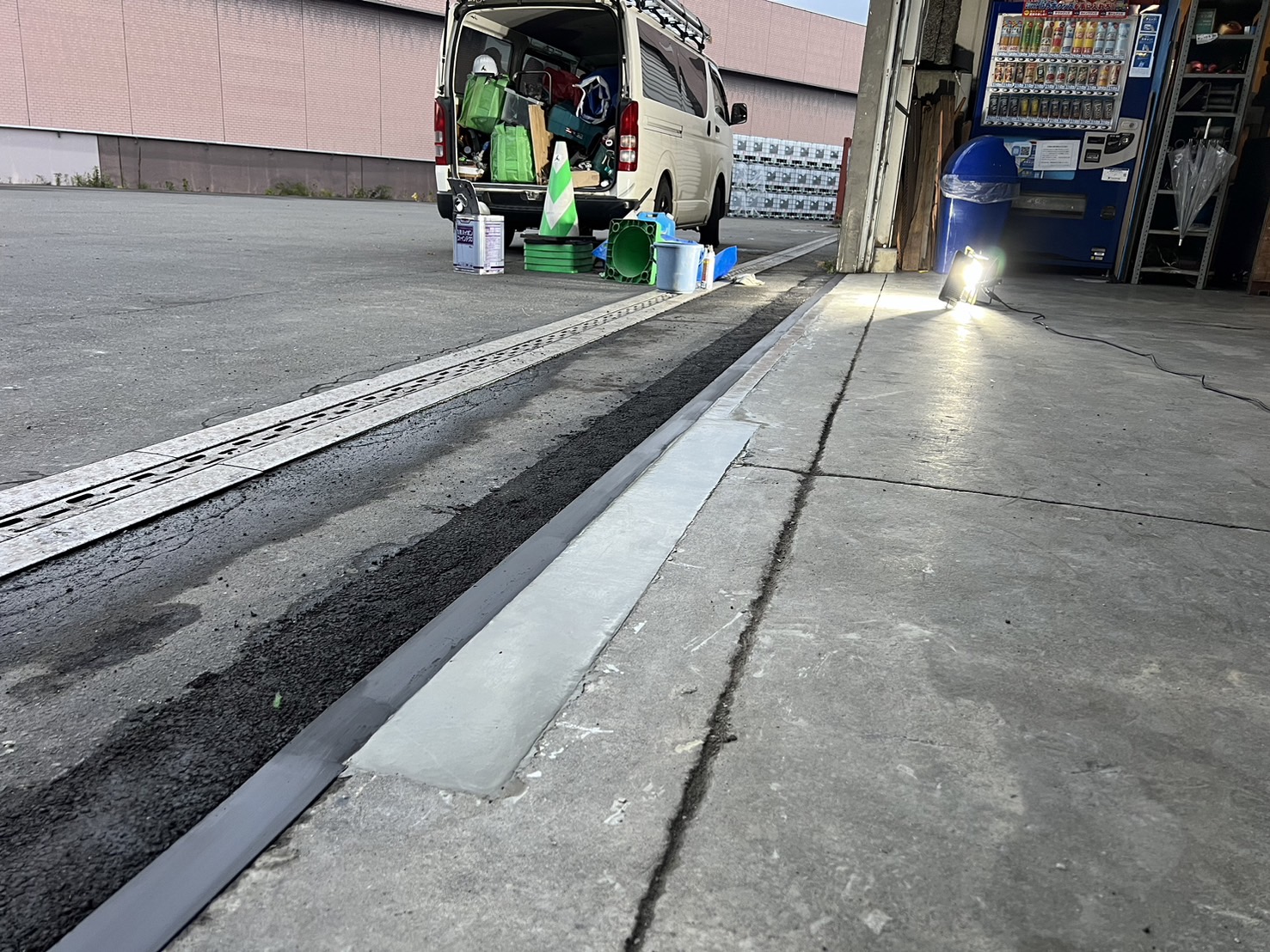 シャッター アングルの部分補修が完了し、段差なく仕上がった石狩市の倉庫出入口