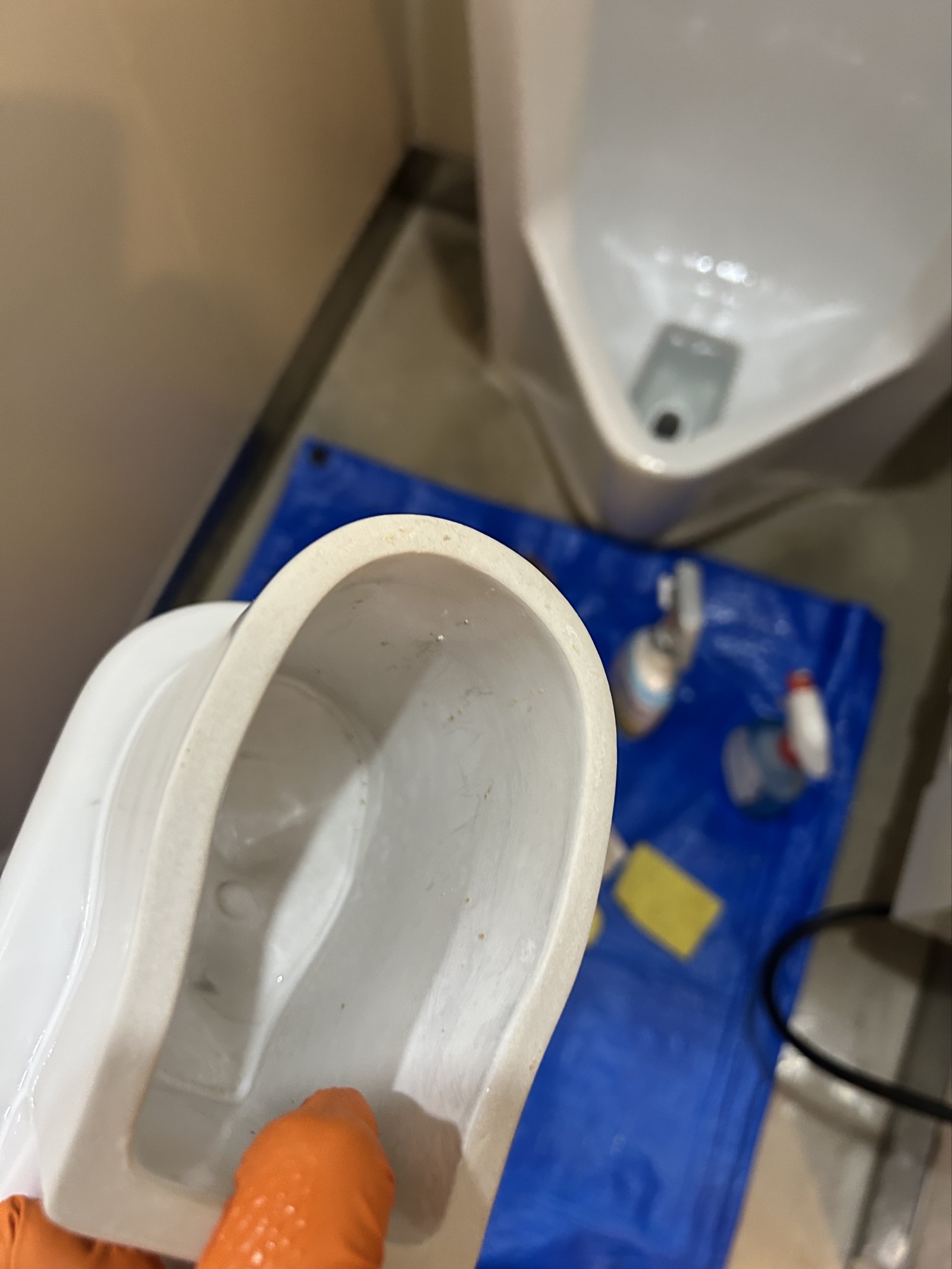 尿石を除去し白い陶器の地肌が戻ったトラップ部品