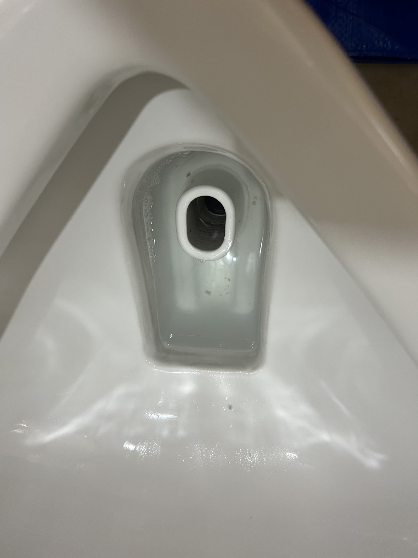 通水確認後のトラップまわり。尿石が除去され悪臭の発生源が解消した