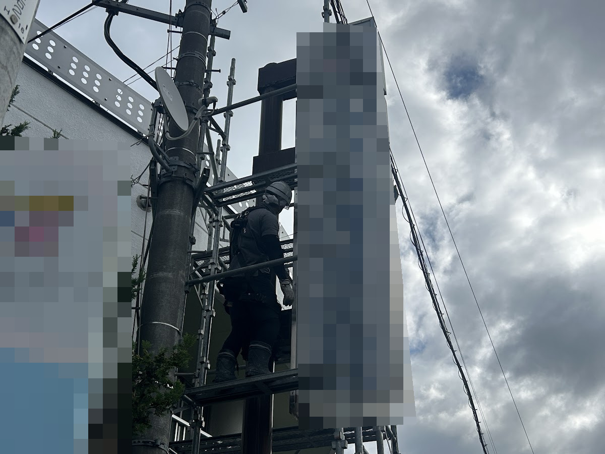 足場を組み立て、看板の高さまで安全に昇降できるようにした様子