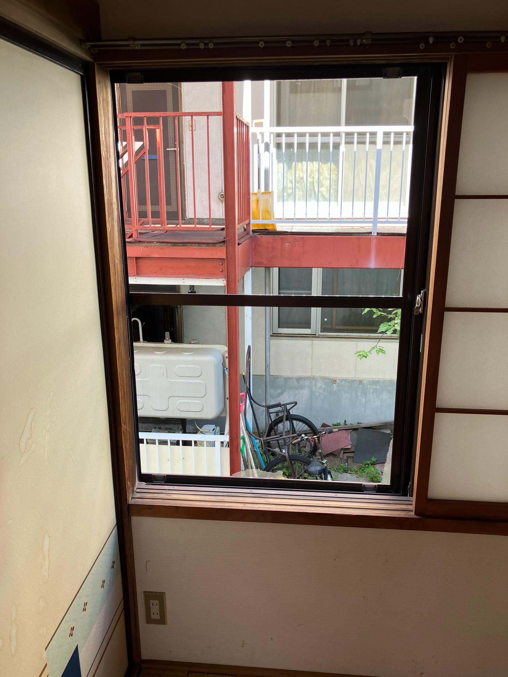別の部屋で取り付けが完了した網戸と窓の様子