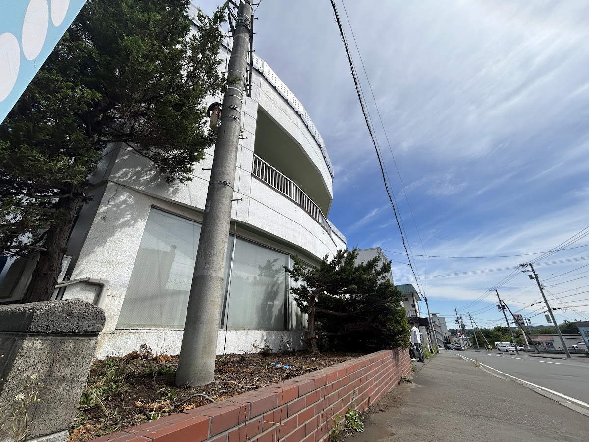 看板と支柱を撤去し、建物まわりがすっきりとした施工後の様子
