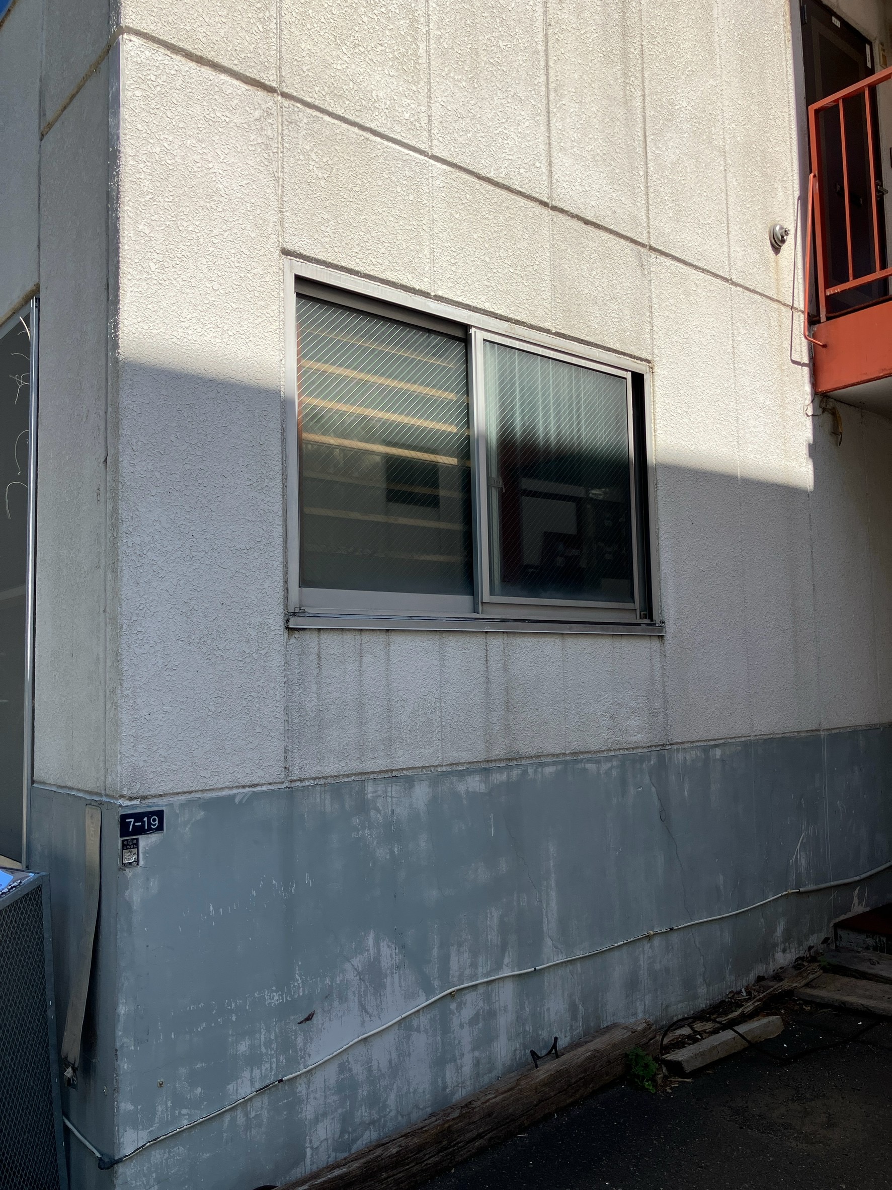修理後の窓の外観、部屋番号7-19の外壁とサッシ周り