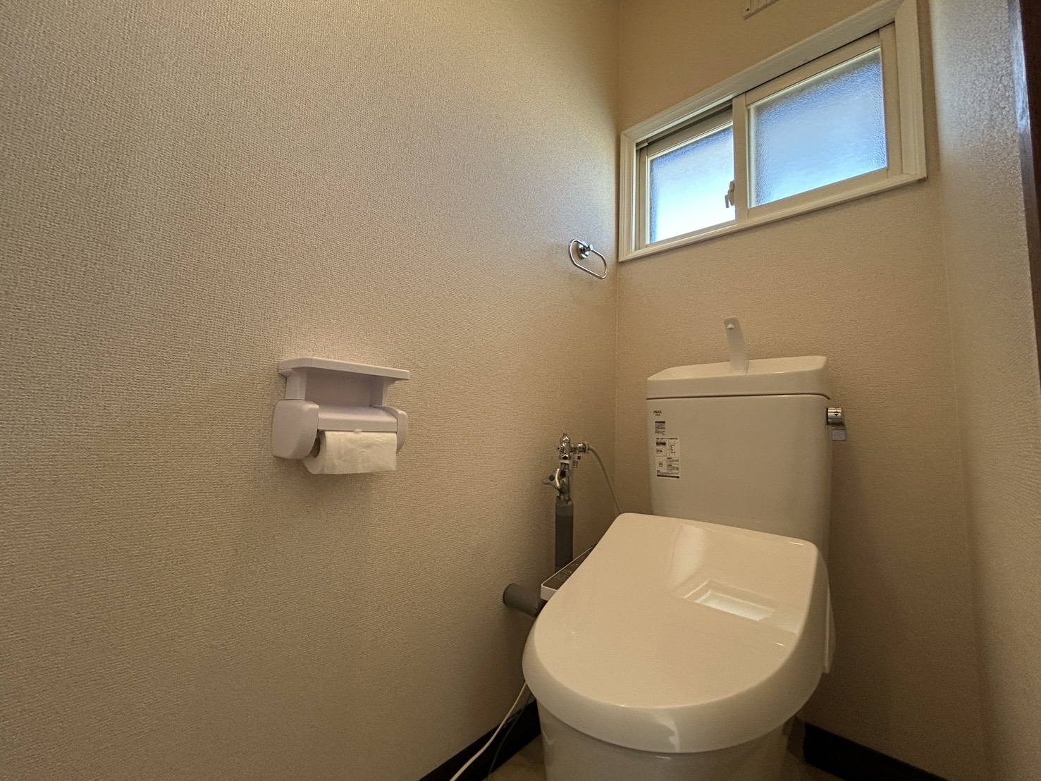 クロスと床を一新し、新しいトイレを設置した施工後のトイレ