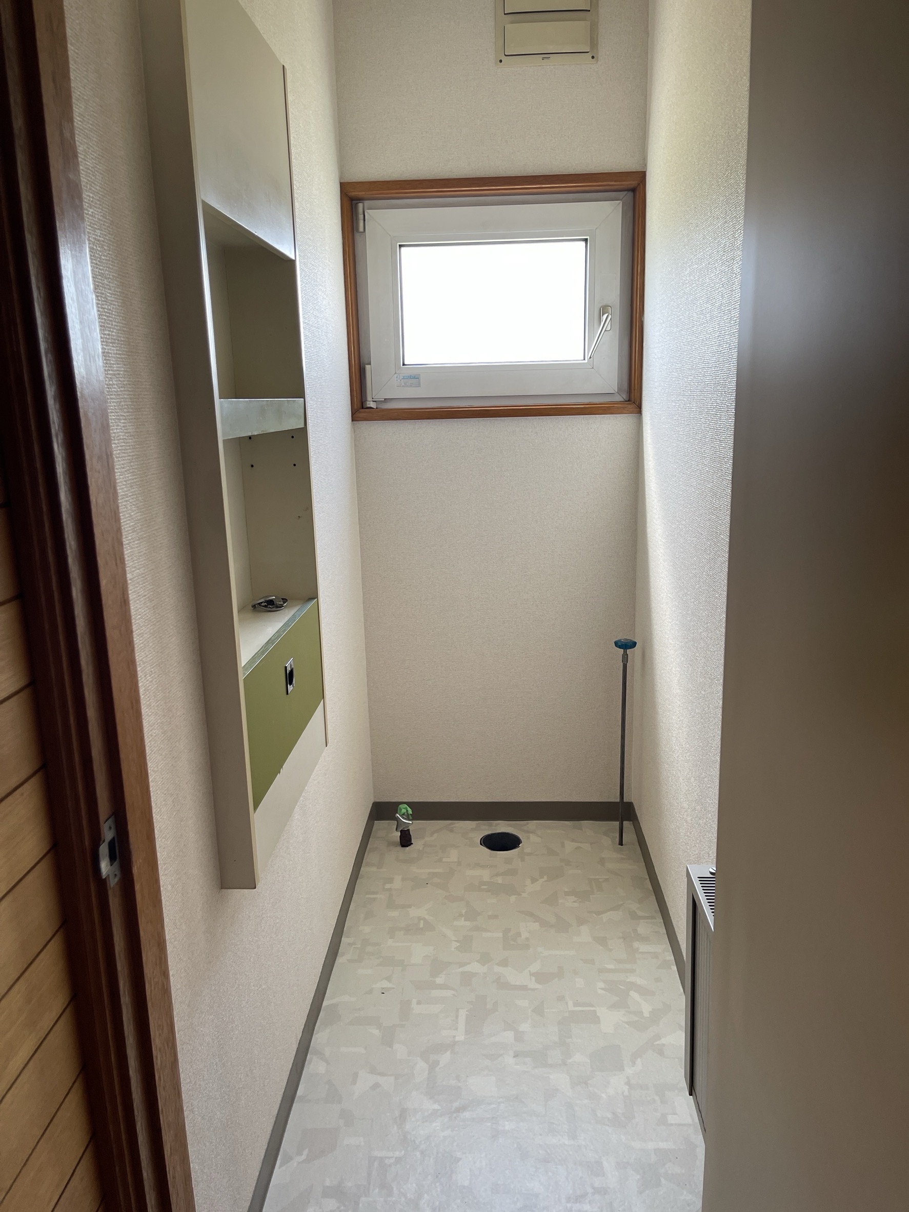 クロスとクッションフロアの張り替えが完了したトイレ内部（便器設置前）