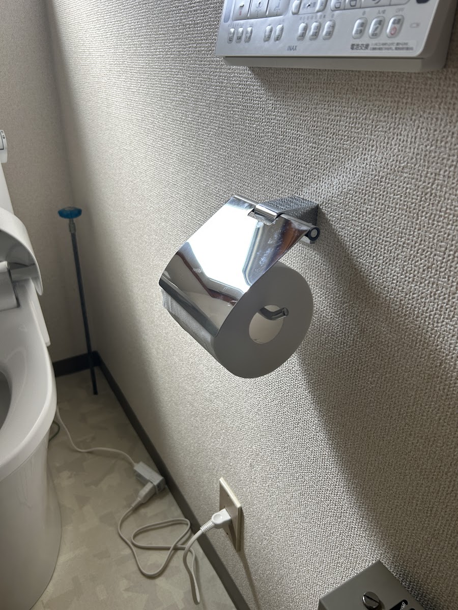 新しいペーパーホルダーと温水洗浄便座の操作リモコン