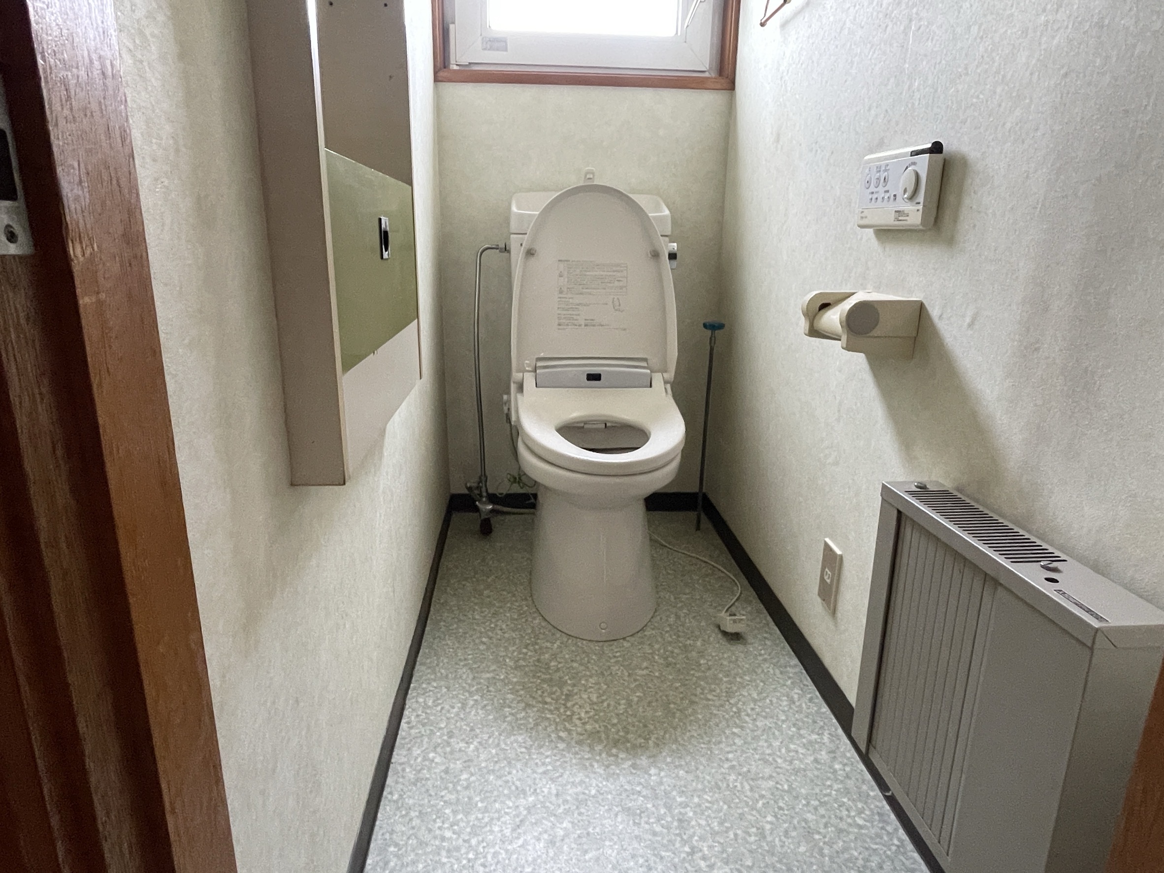 水漏れが発生していた交換前の古いトイレ