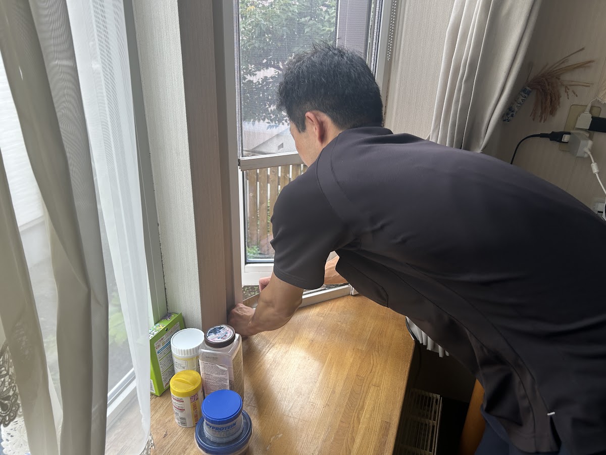 札幌市豊平区の現場で既設網戸を撤去する網戸交換の作業風景