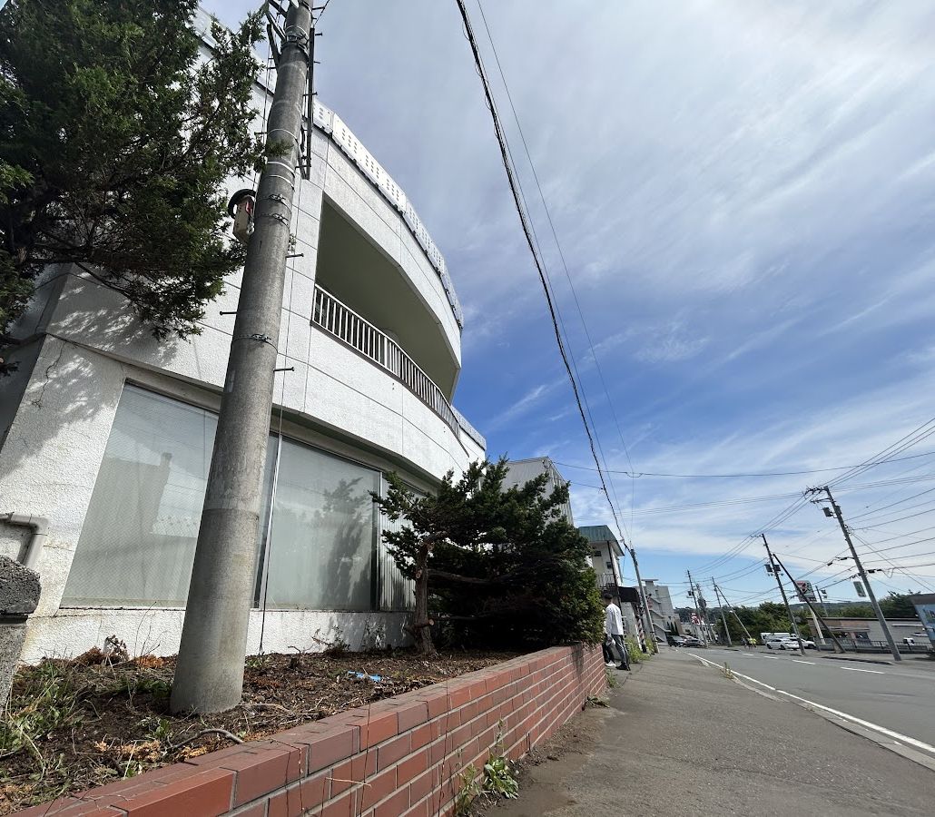 札幌市南区・内科医院、自立看板撤去後の建物前と歩道