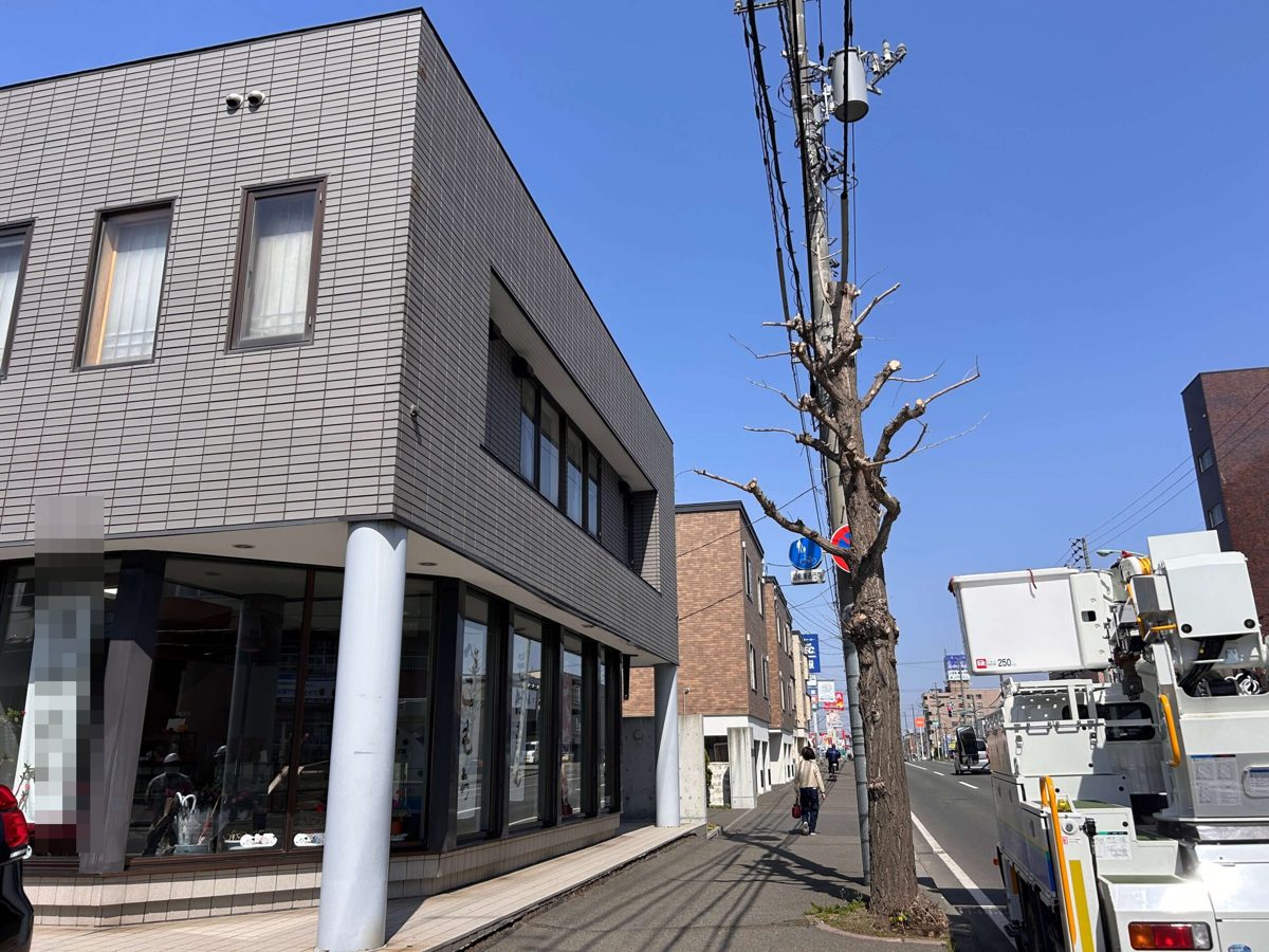 札幌市内・和菓子店の突き出し看板、撤去後の壁面