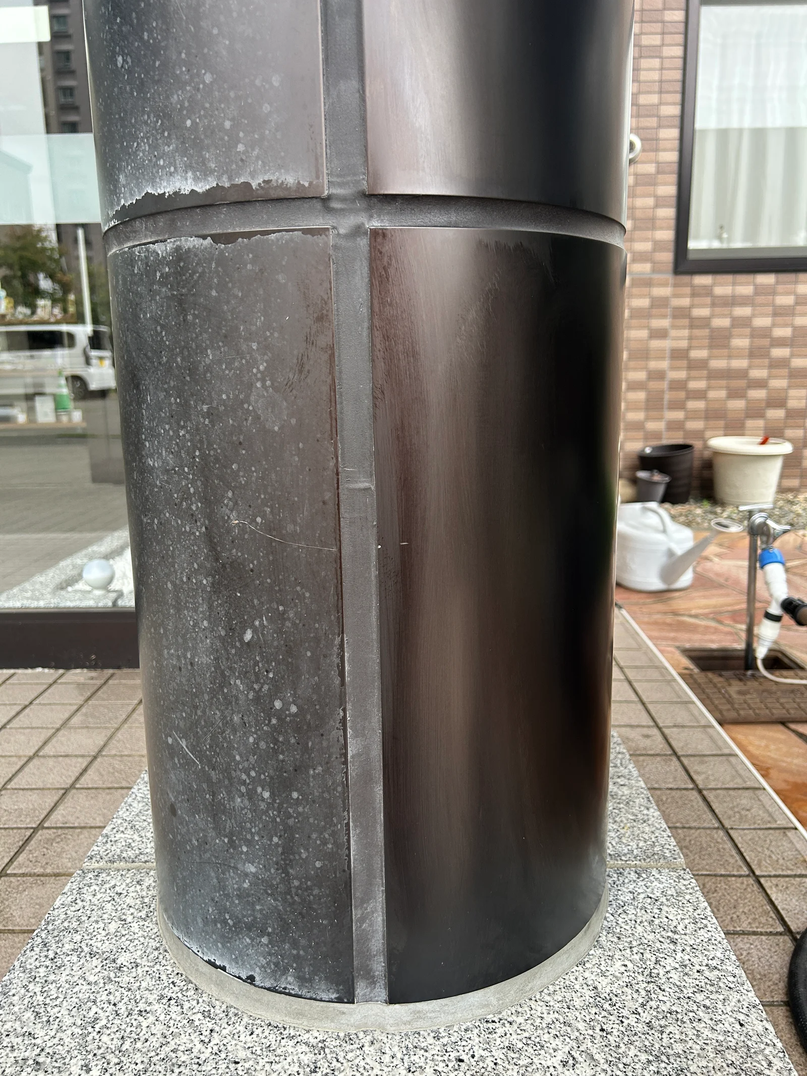 アルミ支柱の白サビ・水垢の近接比較。左が施工前、右が施工後