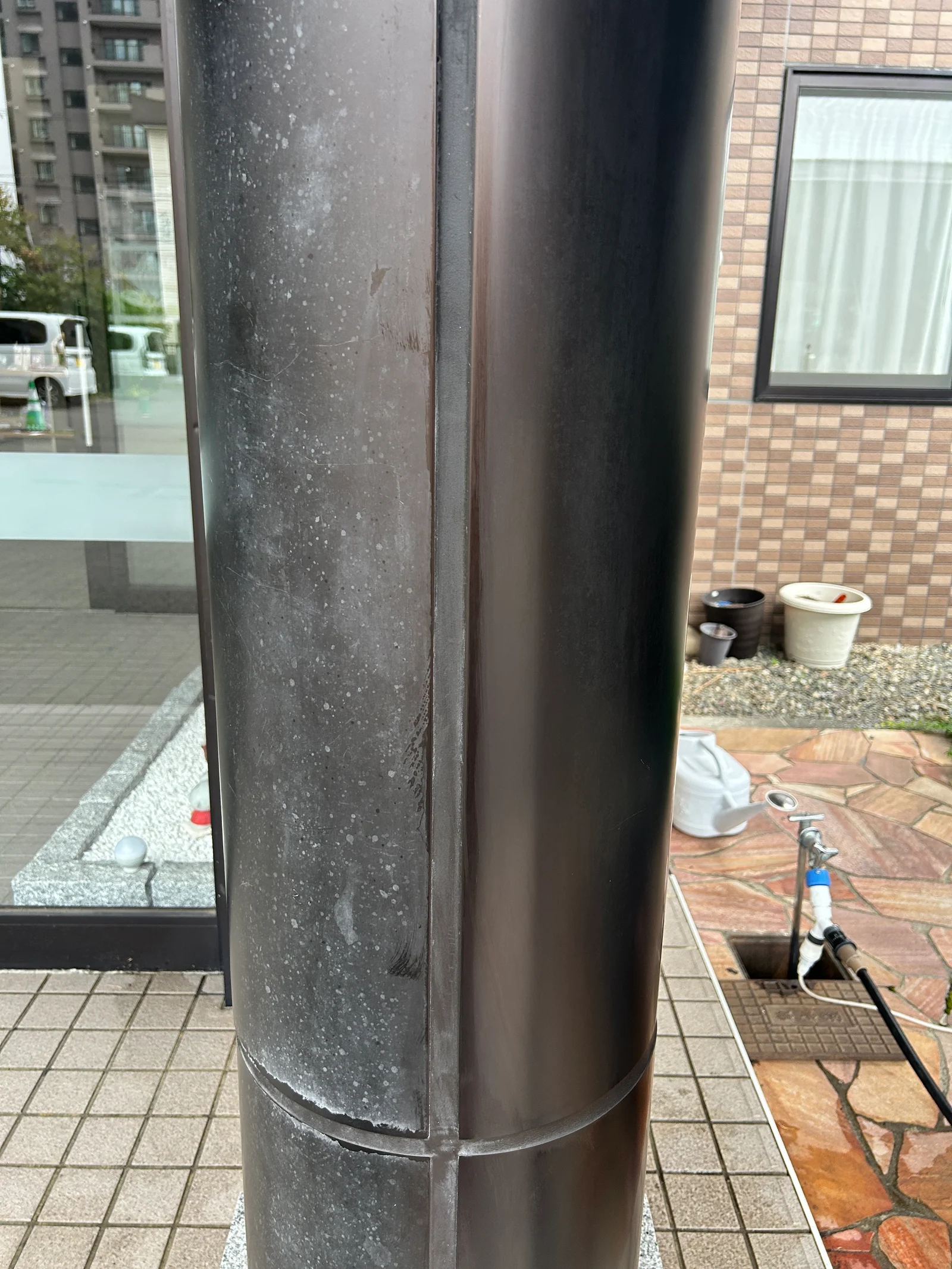 アルミ支柱の白サビ・水垢。左が施工前、右が施工後