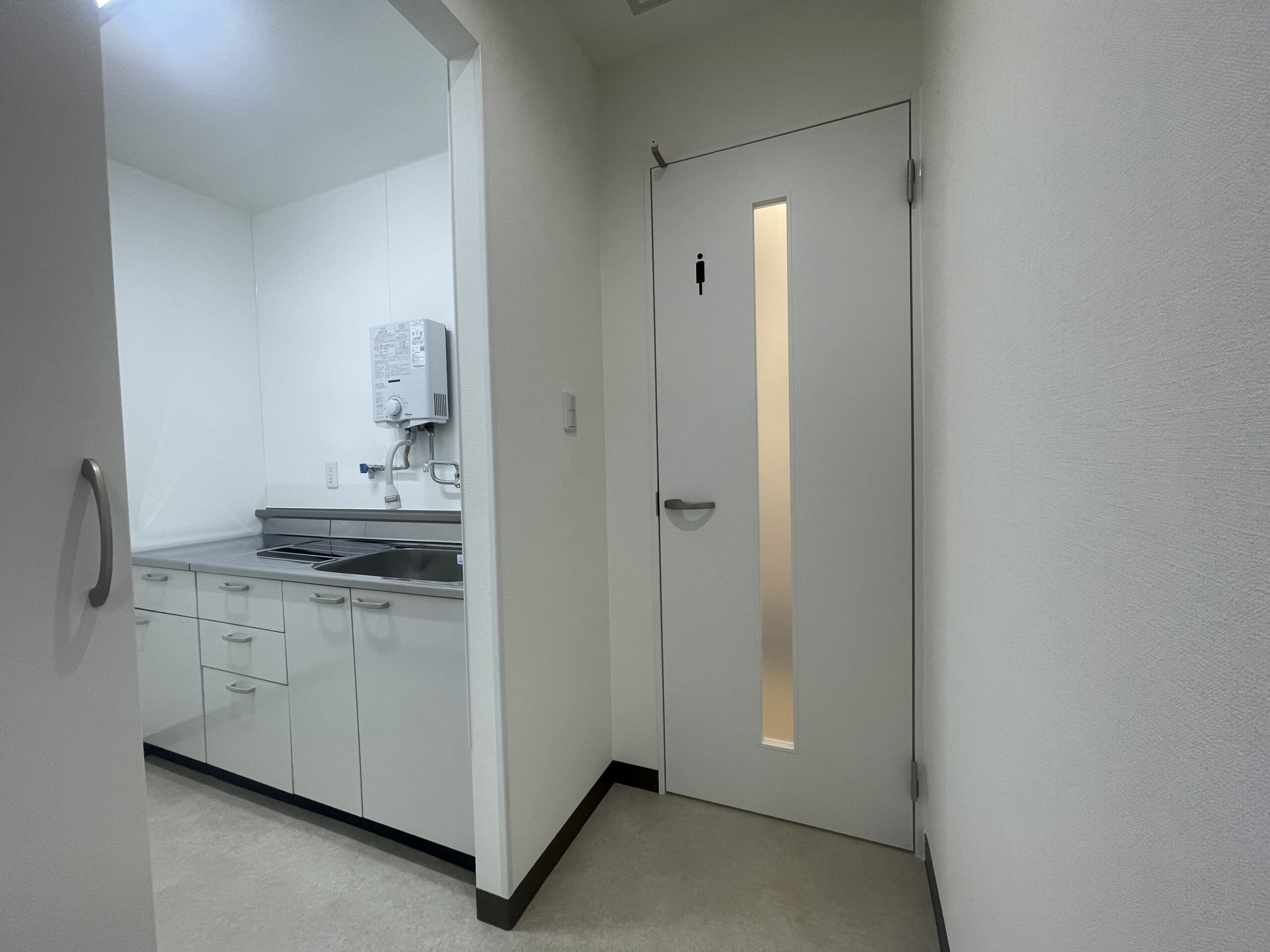 改修後のトイレ入り口。給湯室と隣接した配置になっている