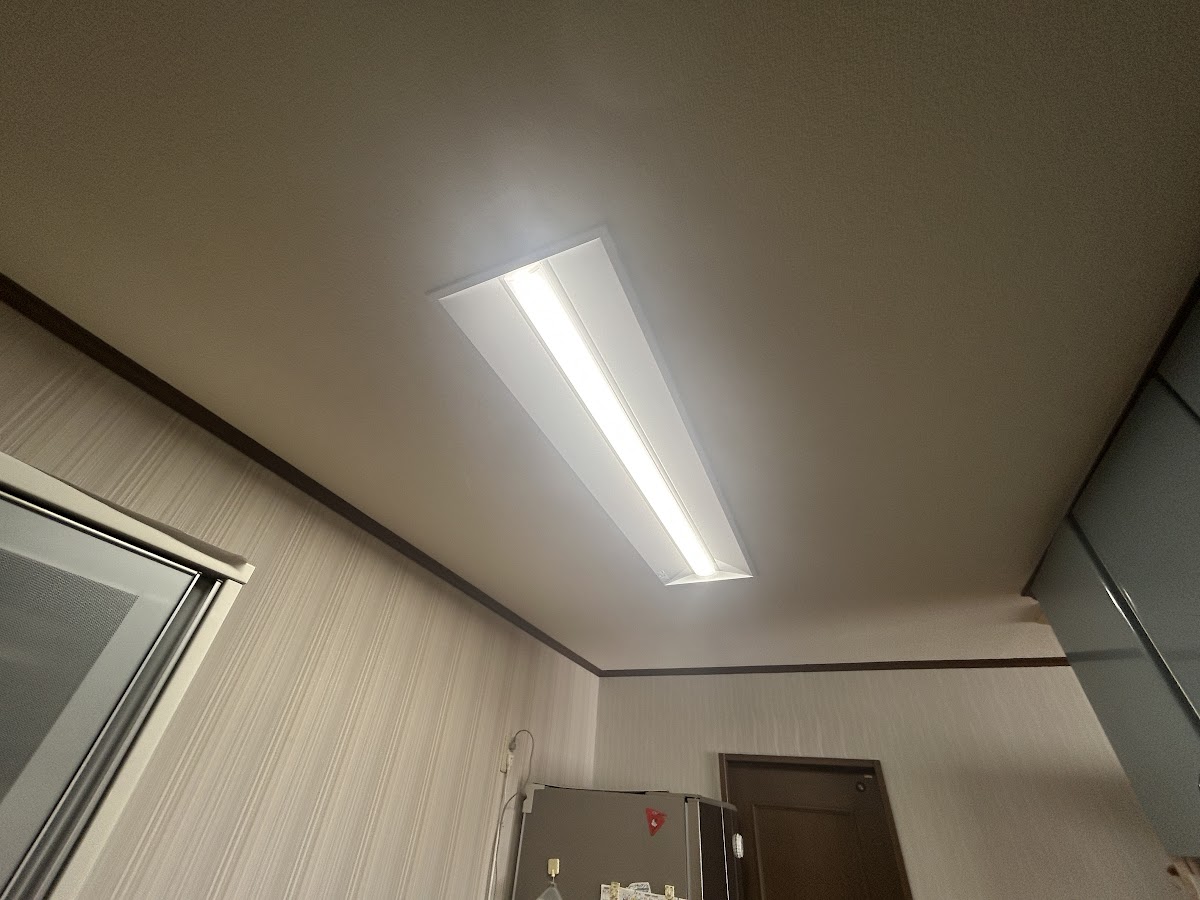 点灯した状態でキッチン全体を見た様子。LEDへの交換で明るくなっている