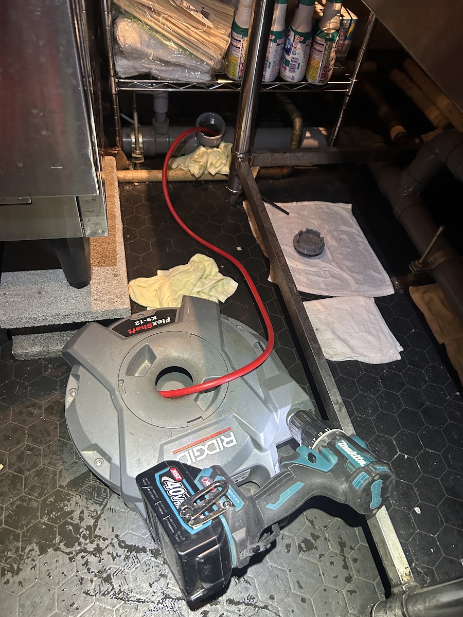 フレックスシャフトの機械とドリルを配管口にセットした状態