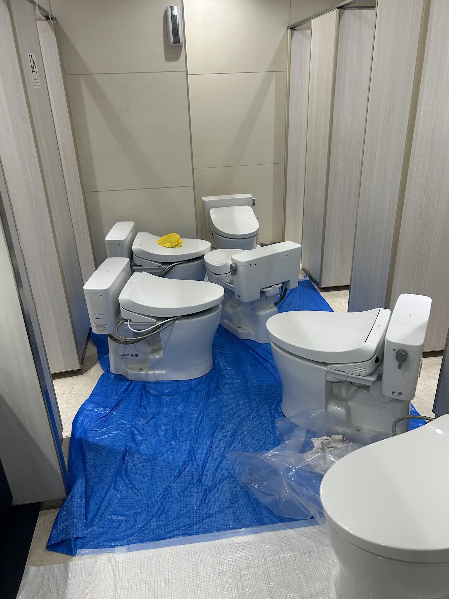 調査後に仮置きされた便器と温水洗浄便座