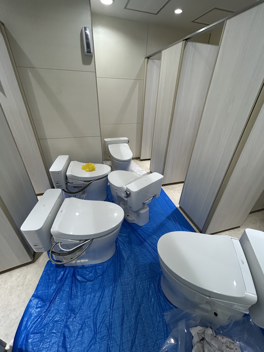 便器の再設置が完了したトイレブース