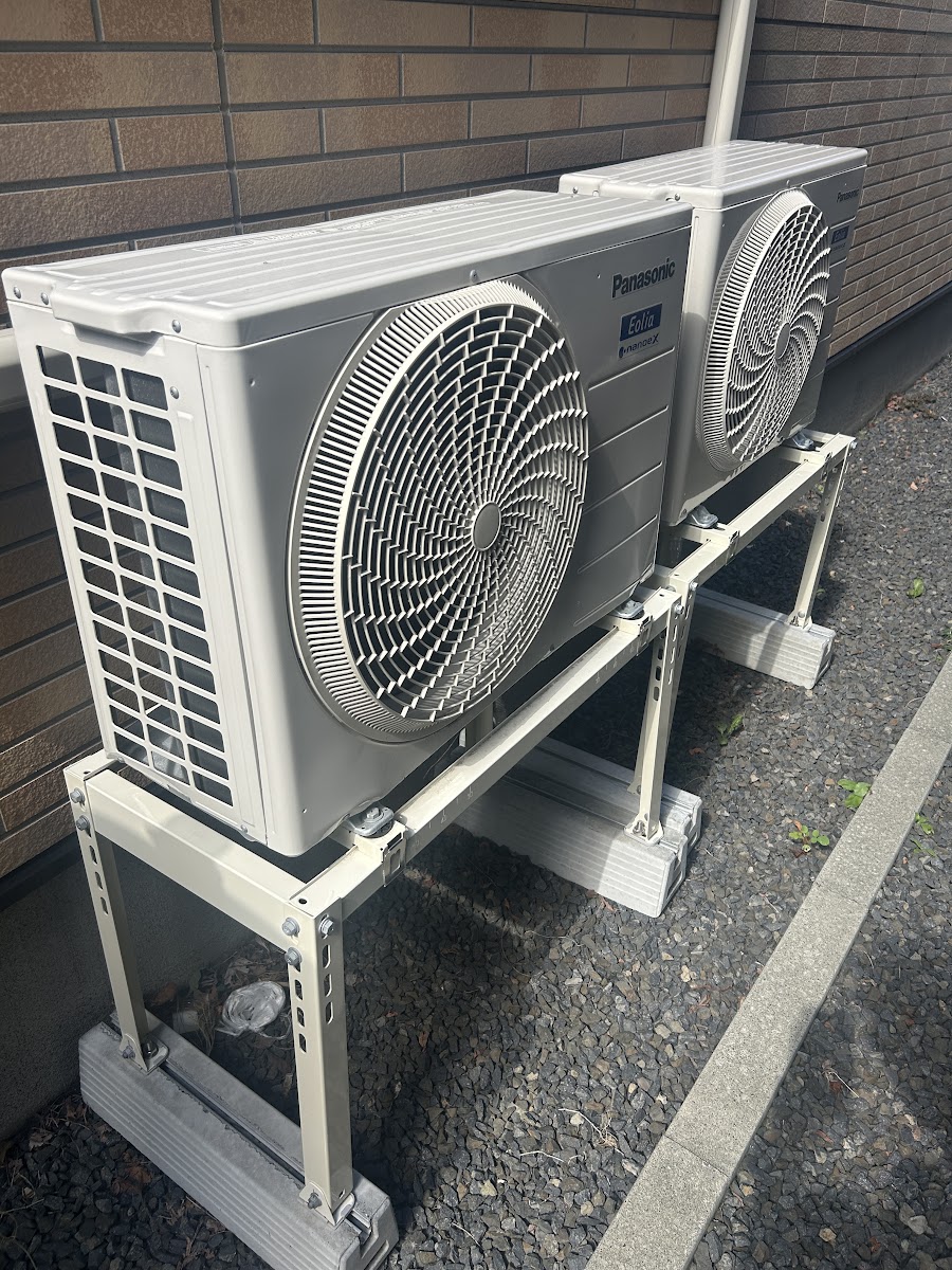 新しい架台に交換された2台の室外機、防雪屋根取り付け前の状態