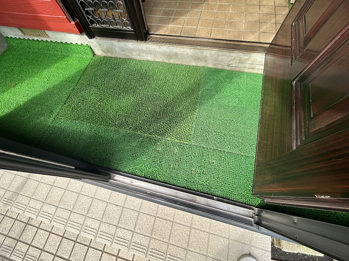 撤去前の玄関ポーチに敷かれていた既存マットの全景