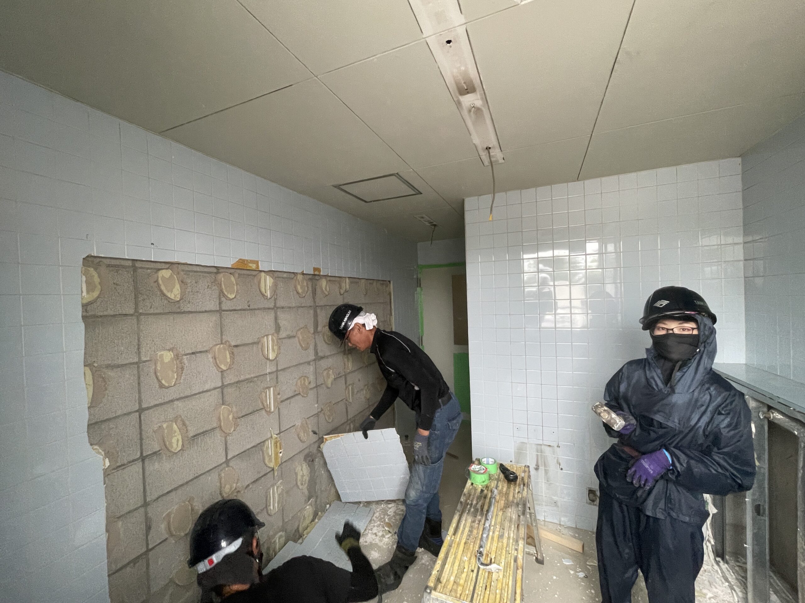 解体工事中の様子。既存タイル壁を撤去する作業