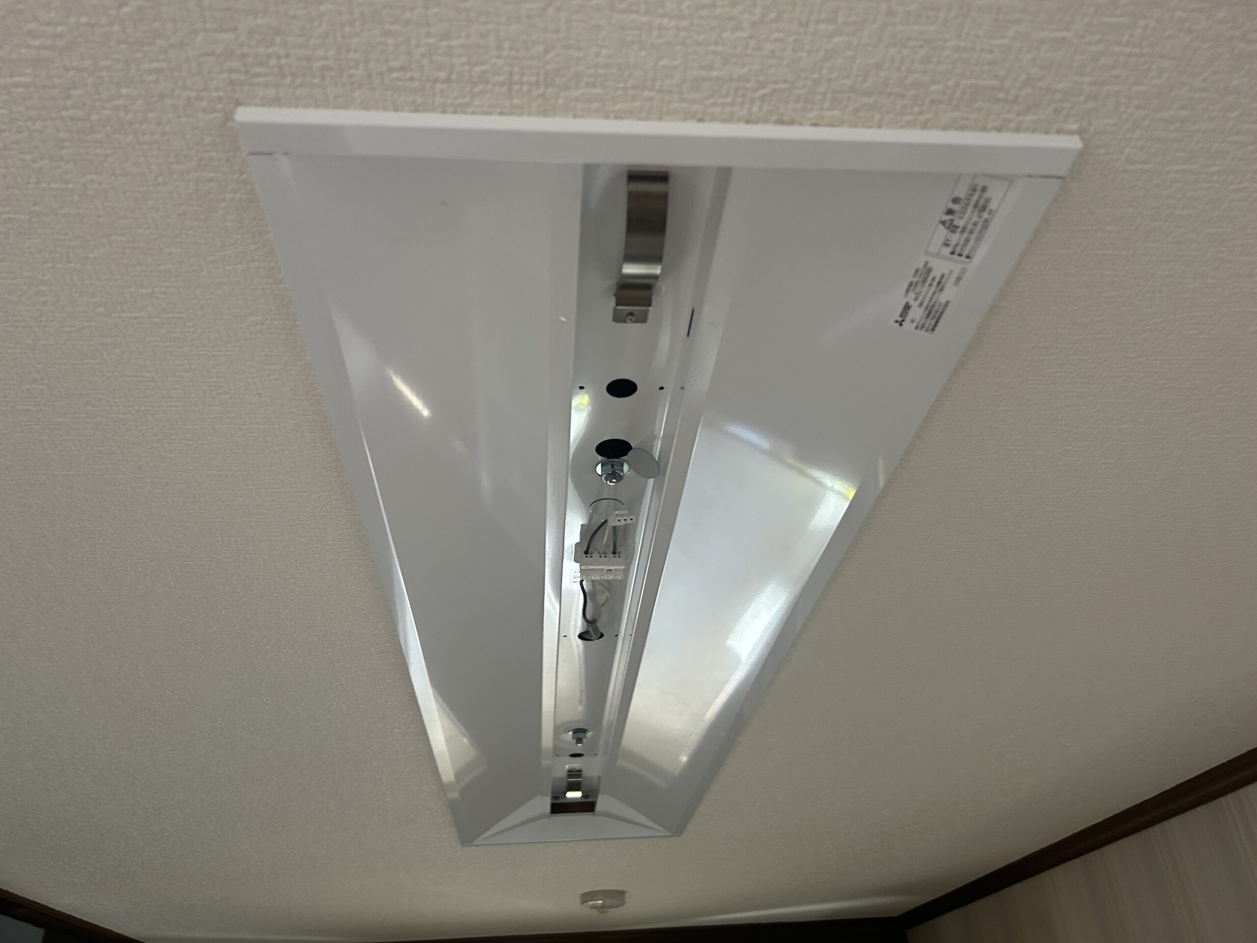 天井の開口にLED器具本体を設置した段階。配線接続前の状態